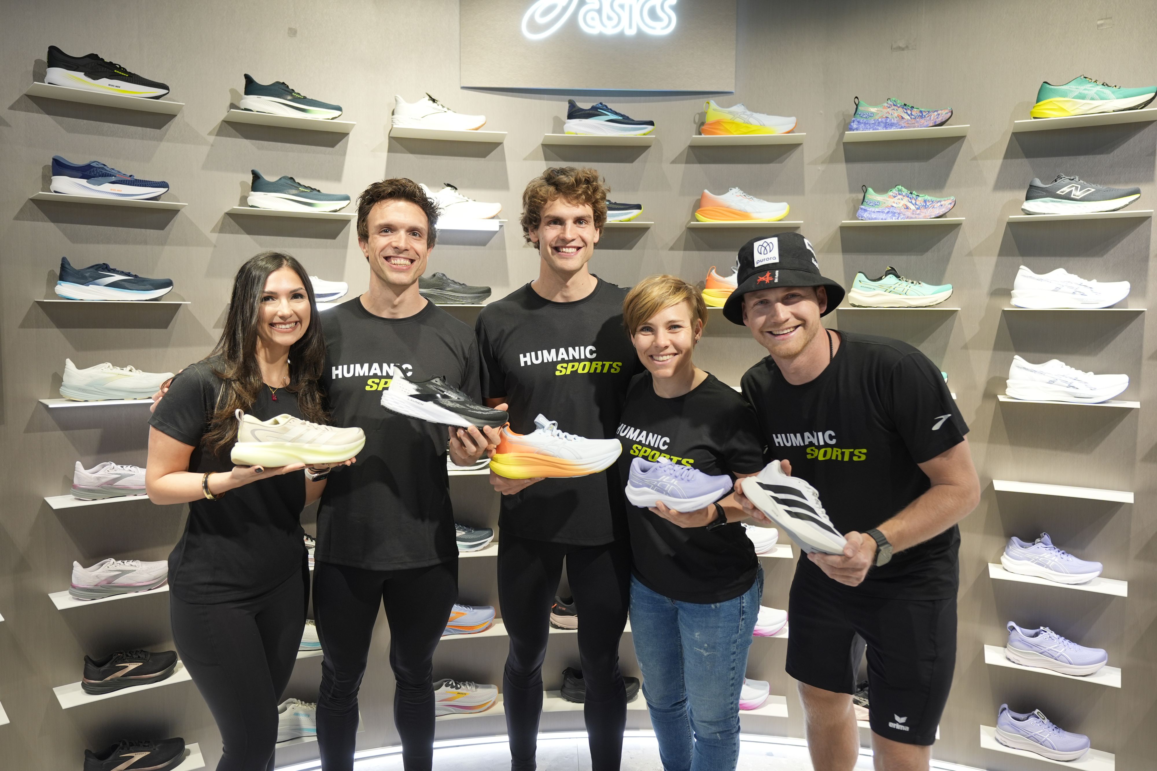 Die Influencer Matti und Jan (l.) mit Snowboarder Arvid Auner (r.) und Skirennläuferin Nicole Schmidhofer (r.)