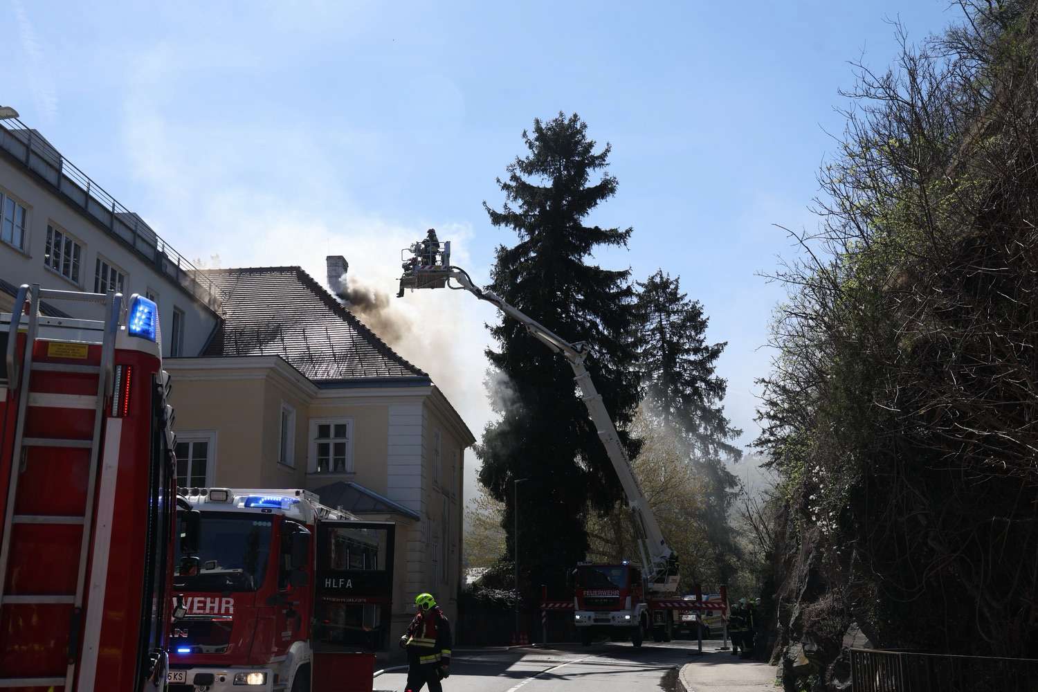 Ein Dachstuhlbrand in Krems-Rehberg hat am Dienstag, dem 7. April 2026, einen umfangreichen Feuerwehreinsatz ausgelöst.