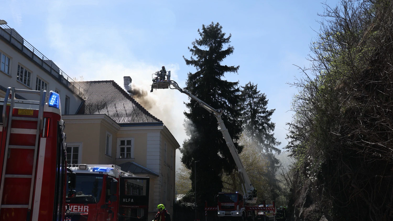 Ein Dachstuhlbrand in Krems-Rehberg hat am Dienstag, dem 7. April 2026, einen umfangreichen Feuerwehreinsatz ausgelöst.