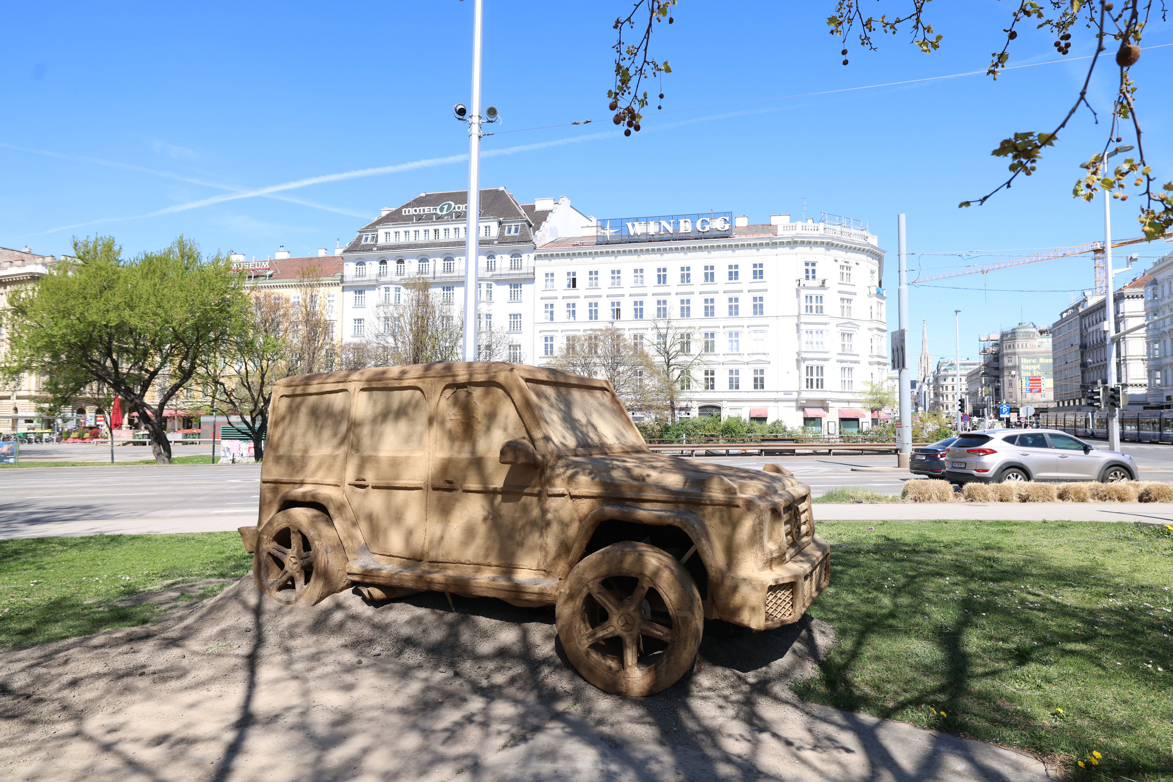 Heute.at - Luxus-Mercedes verrottet nun am Karlsplatz in Wien