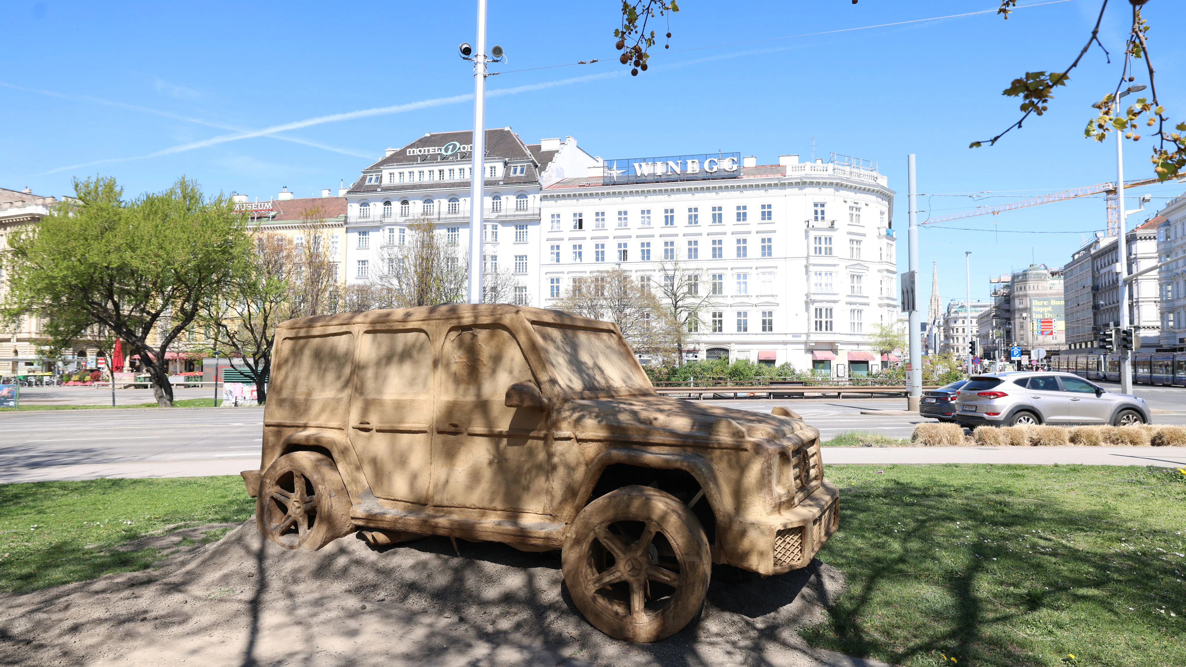 Bio-Mercedes-G verrottet langsam am Karlsplatz in Wien.