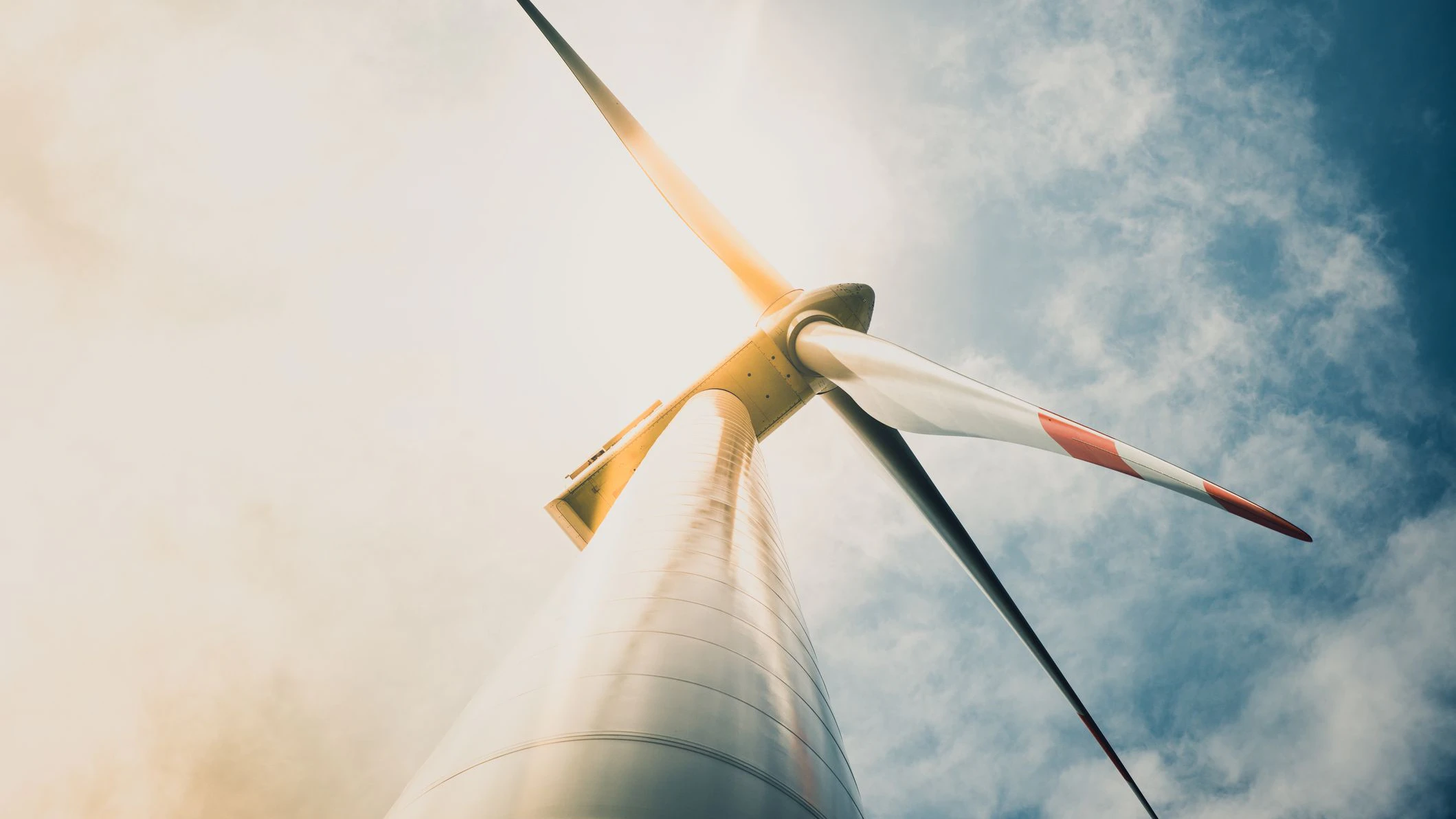 Blick auf eine Windkraftanlage vom Boden aus.