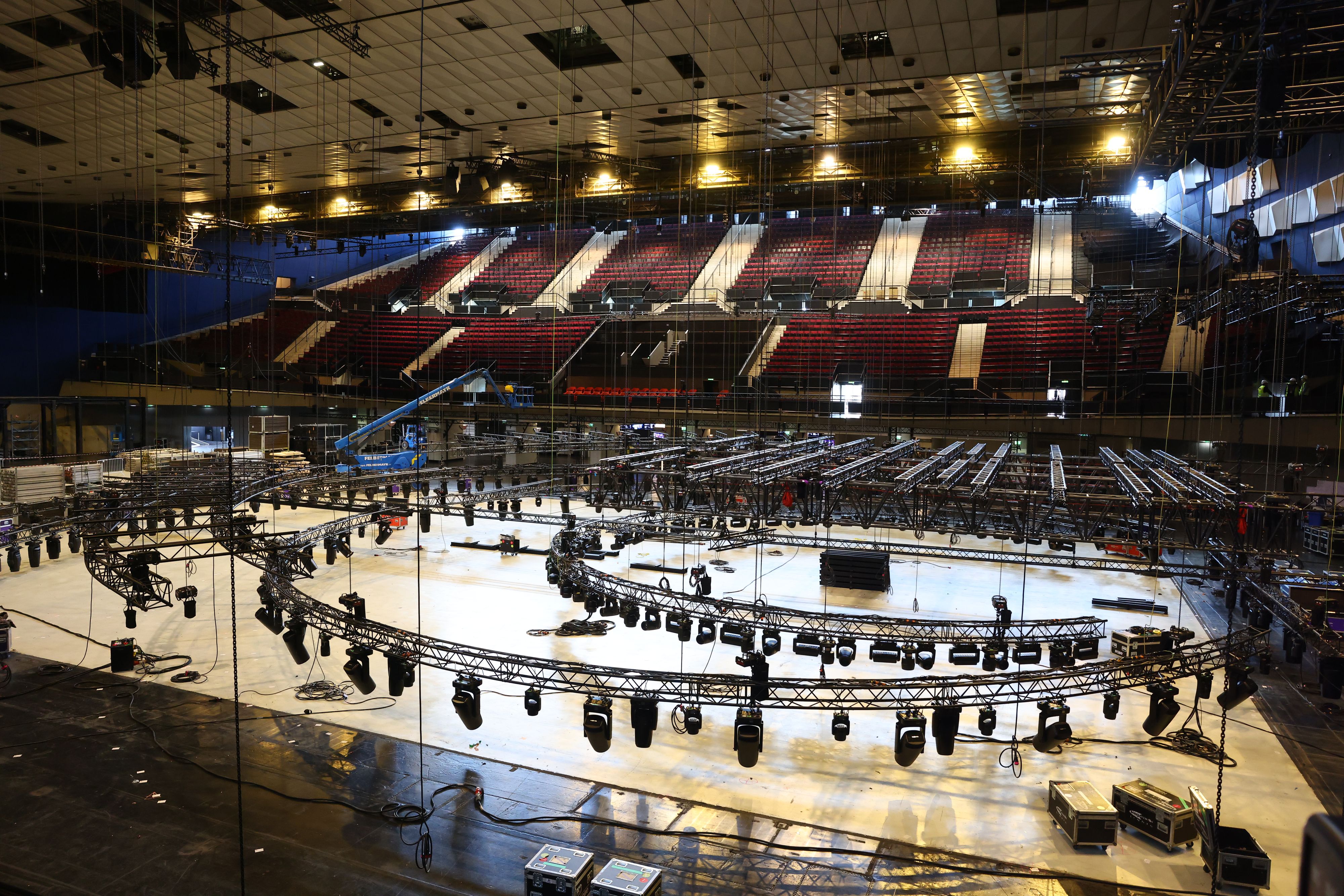 Ein erster Blick in die Halle D: Dort, wo sich der helle Belag befindet, wird die Song-Contest-Bühne stehen.