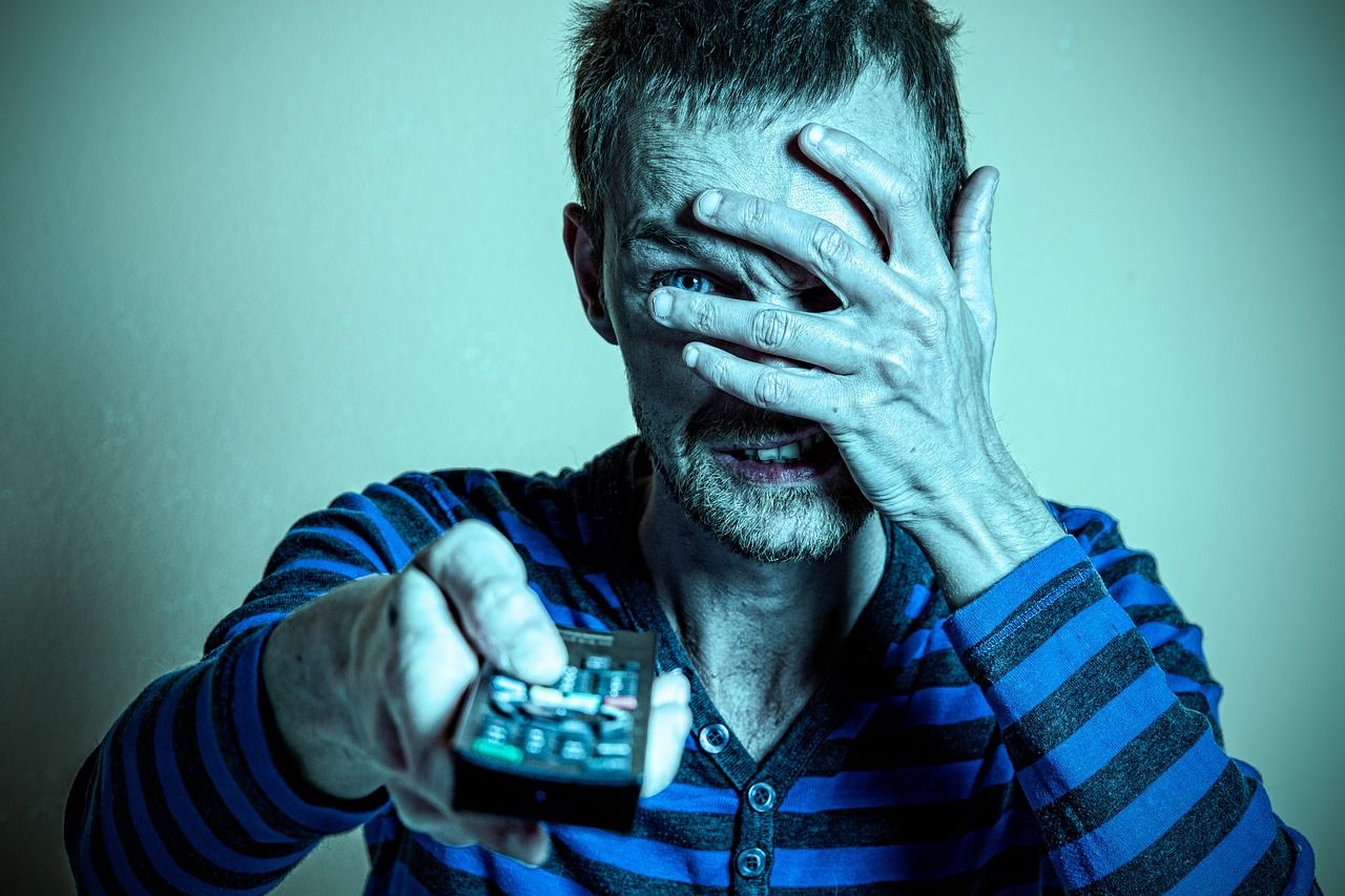 Zuseher beim spannenden Actionfilm im Fernsehen