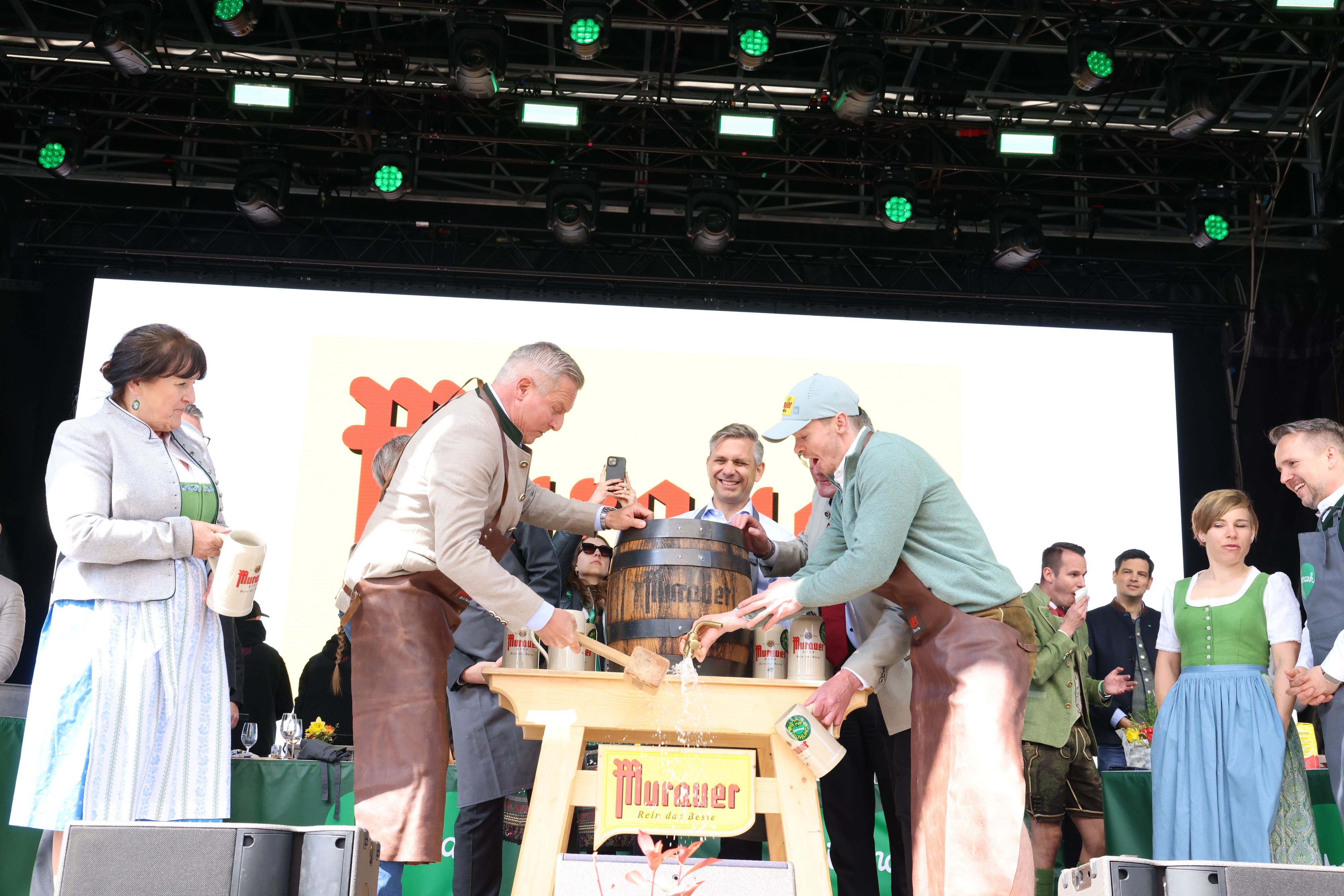Der steirische Landeshauptmann Mario Kunasek (2.v.l.) beim Murauer-Bieranstich.
