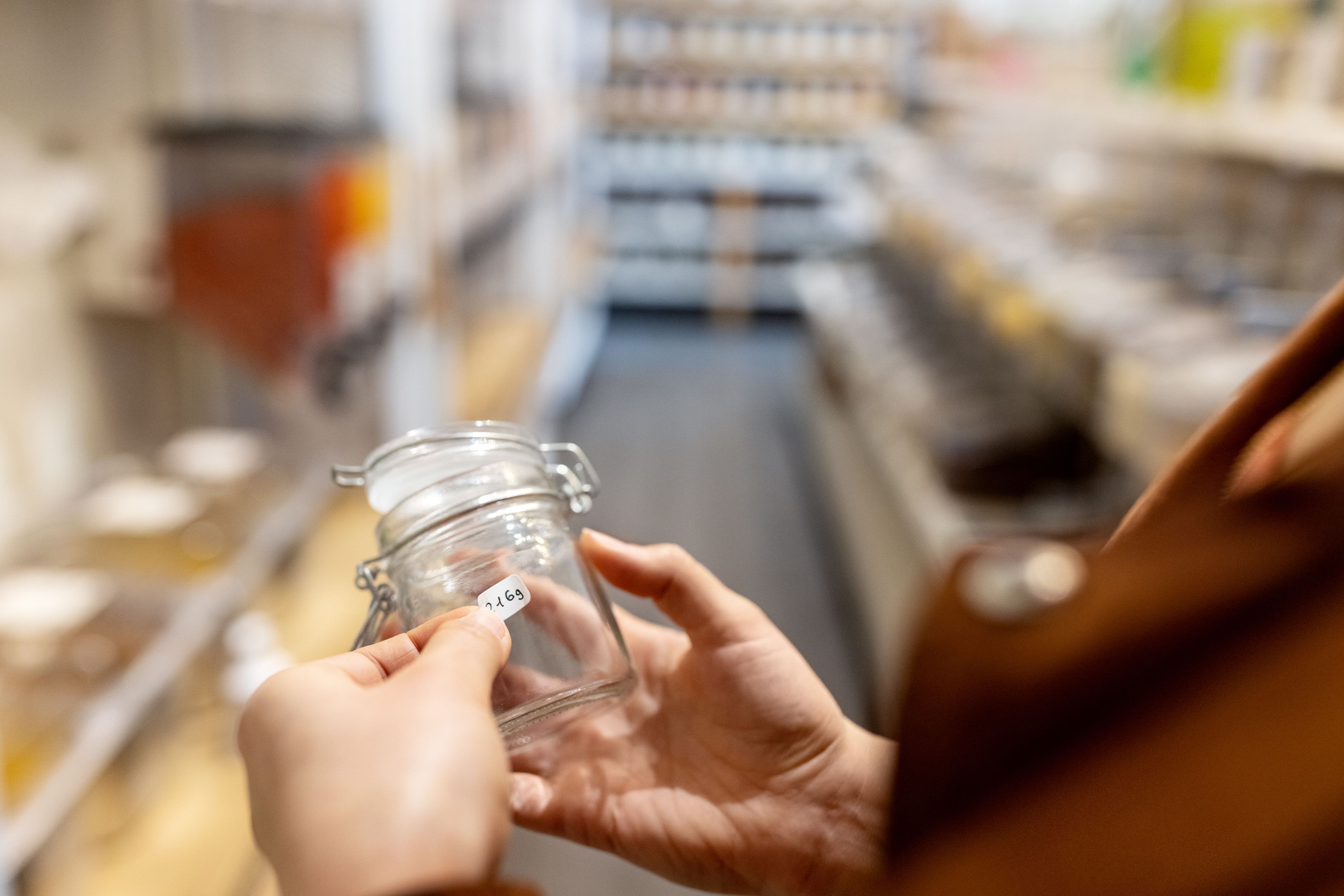 Wenn sich der Aufkleber trotz allem nicht geschlagen gibt, kann Alkohol helfen.