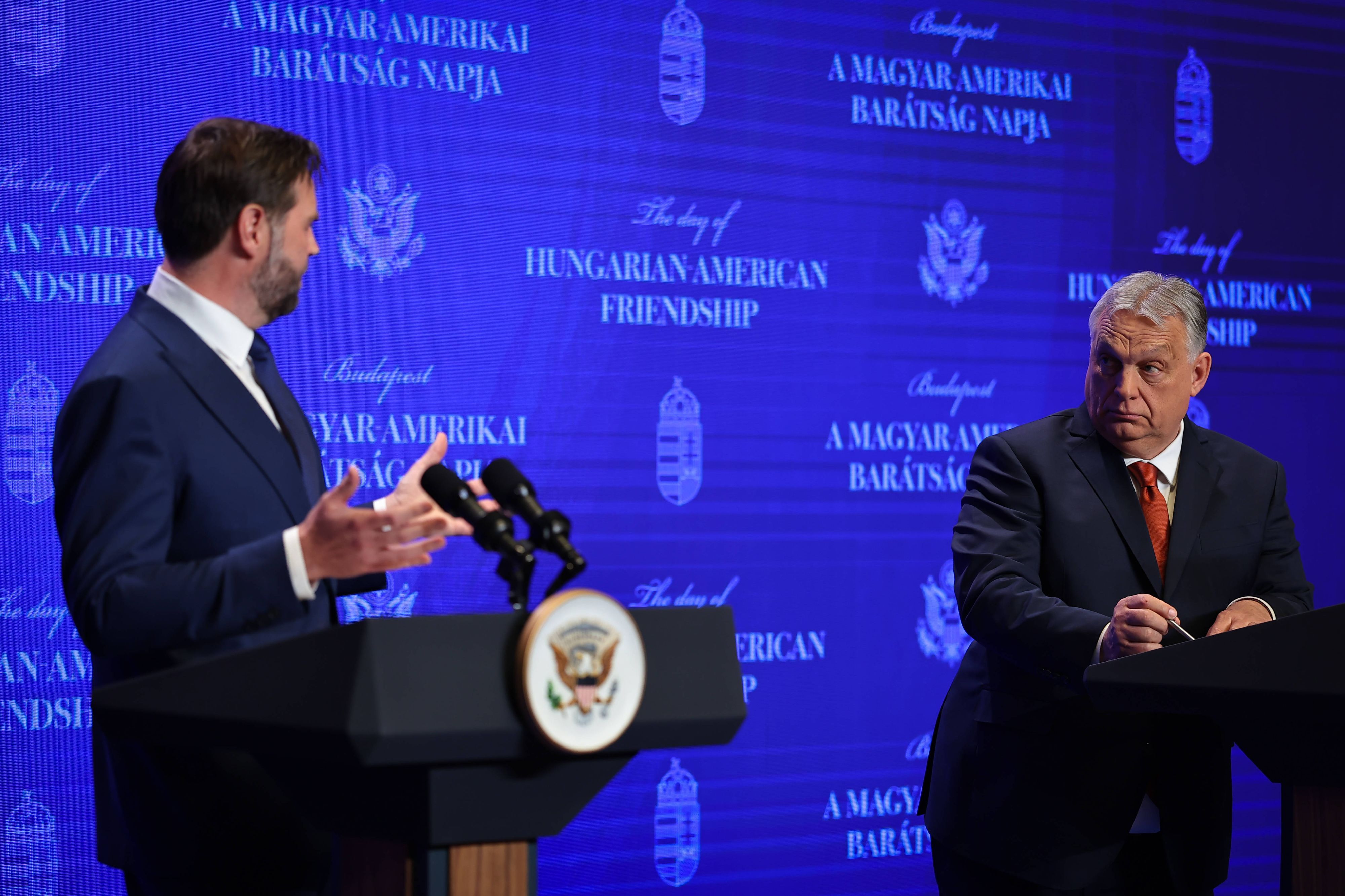 Viktor Orbán soll viele Milliarden Euro in Freunderlwirtschaft versenkt haben.