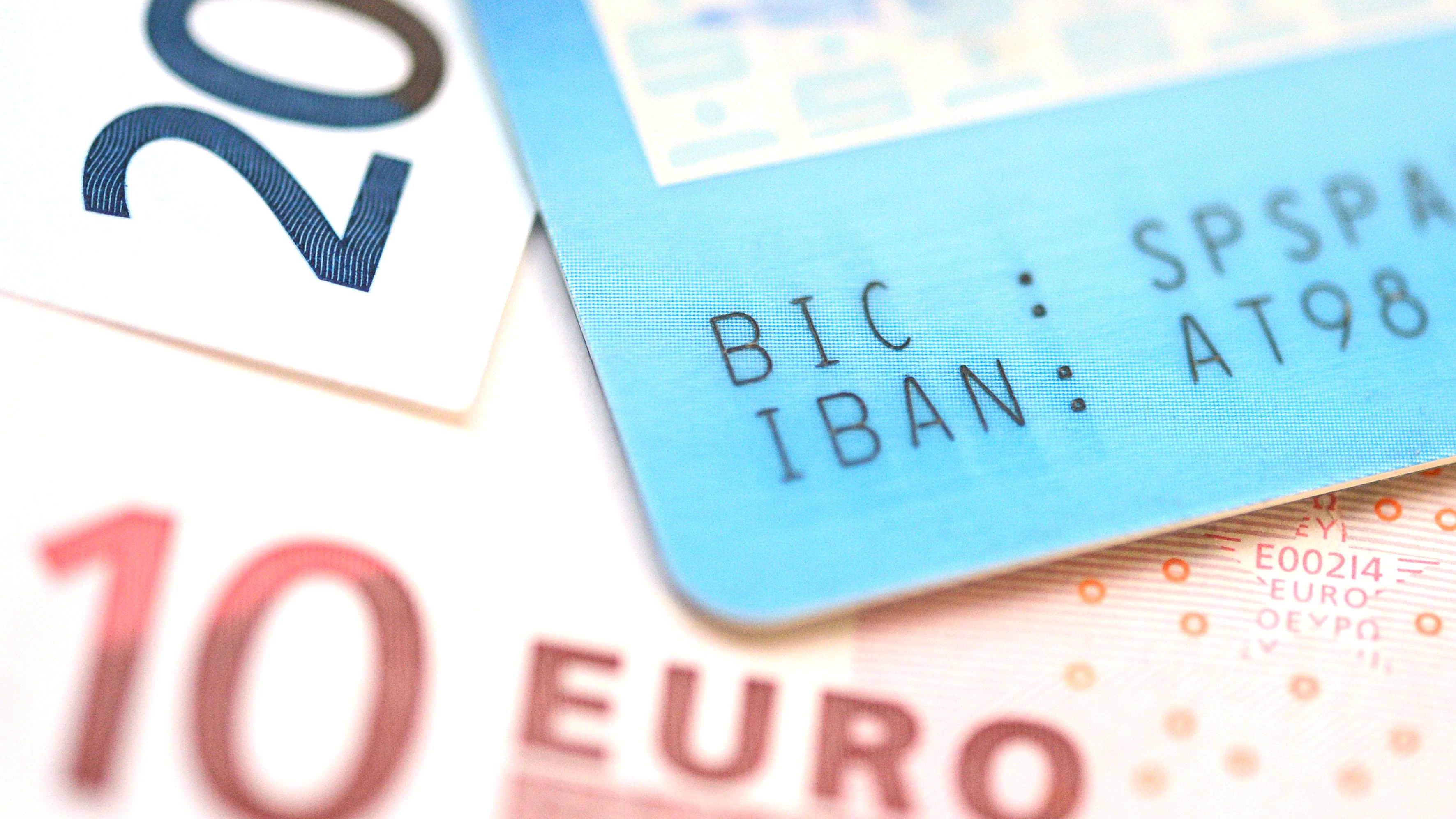 Zehntausende Bank-Kunden brauchen bald einen neuen IBAN.