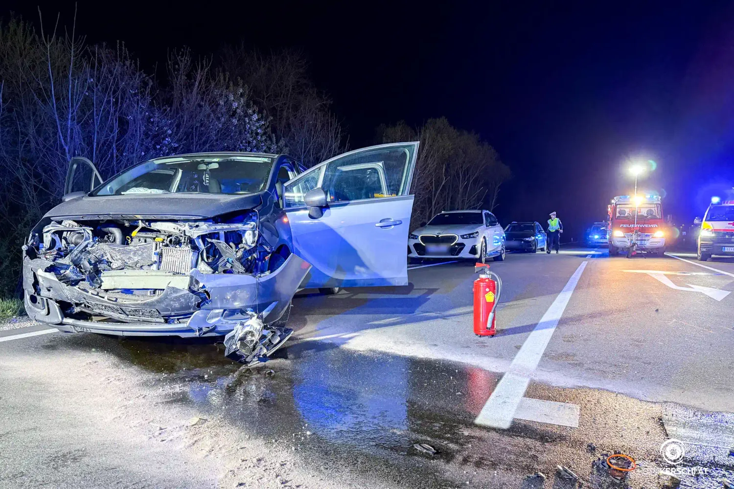 Front völlig zerstört: Der Pkw wurde bei dem Abbiege-Unfall massiv beschädigt.