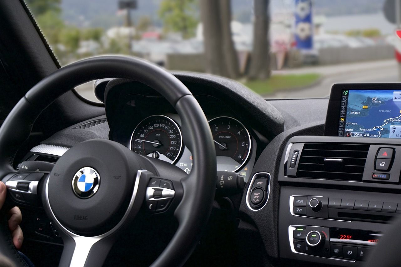Modernes Auto-Armaturenbrett mit Navigationssystem