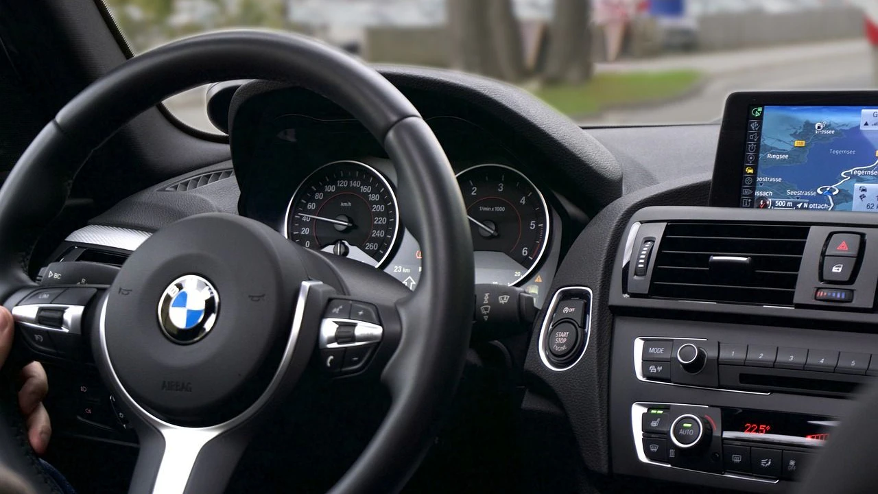 Modernes Auto-Armaturenbrett mit Navigationssystem