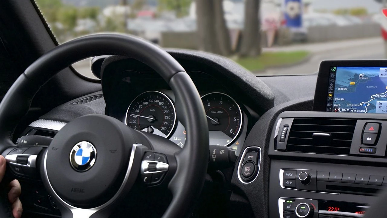 Modernes Auto-Armaturenbrett mit Navigationssystem