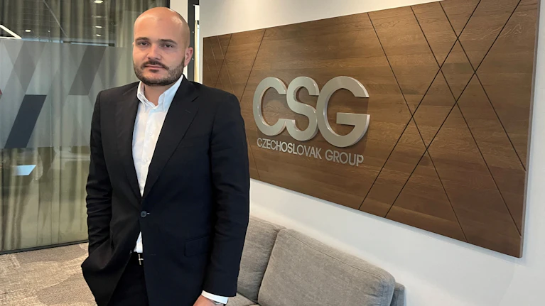 Mit einem Vermögen von 31 Milliarden US-Dollar ist Michal Strnad der aktuell reichste Tscheche. Der 33-Jährige hat CSG zum Rüstungsgiganten gemacht. Wie das vor sich ging und welche Rolle Hirtenberger Defence Systems aus Österreich dabei spielt.