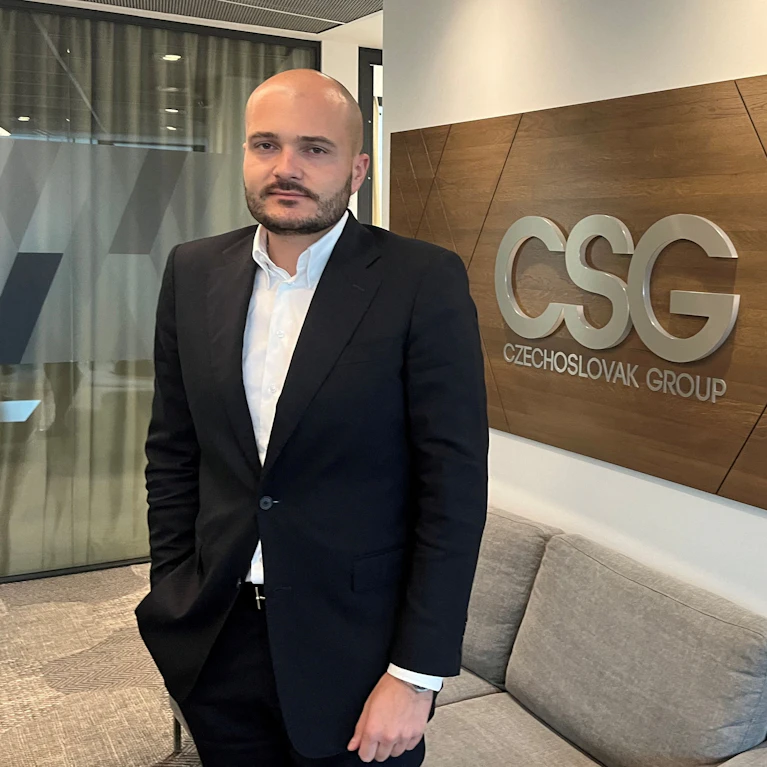 Mit einem Vermögen von 31 Milliarden US-Dollar ist Michal Strnad der aktuell reichste Tscheche. Der 33-Jährige hat CSG zum Rüstungsgiganten gemacht. Wie das vor sich ging und welche Rolle Hirtenberger Defence Systems aus Österreich dabei spielt.