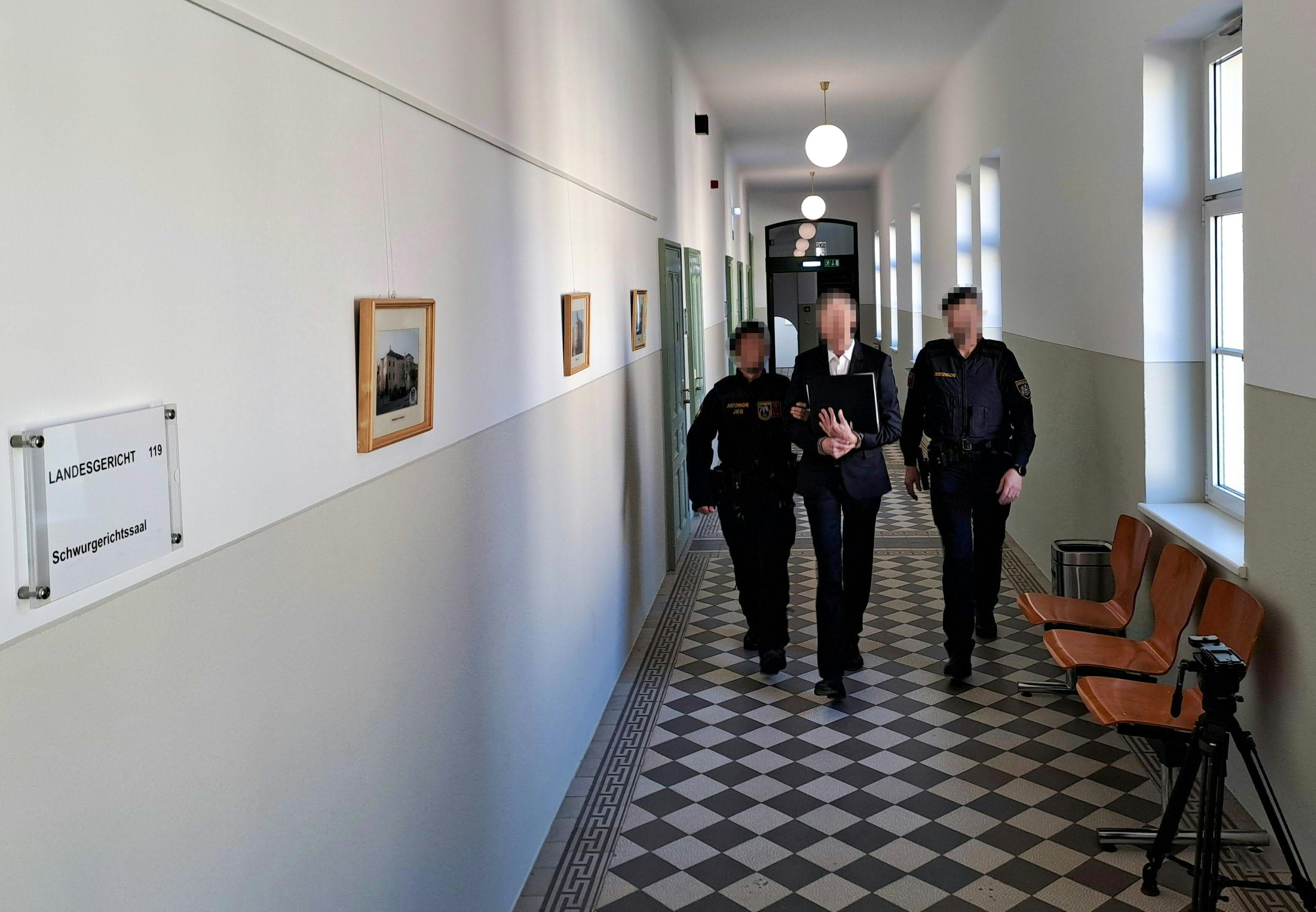 Unter Bewachung: Der Winzer (58) am Weg in den Schwurgerichtssaal