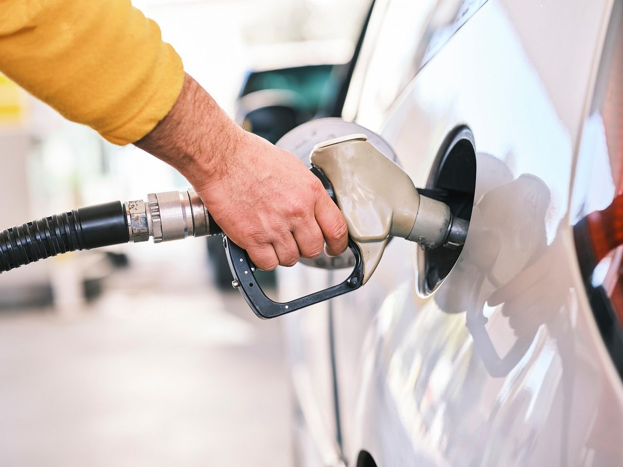 Auto beim Tanken