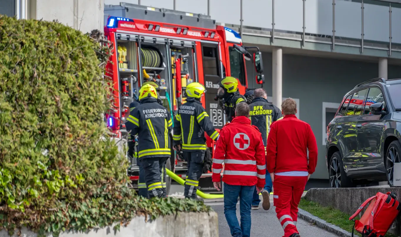 Zahlreiche Helfer waren bei dem Brand in Kirchdorf im Einsatz.