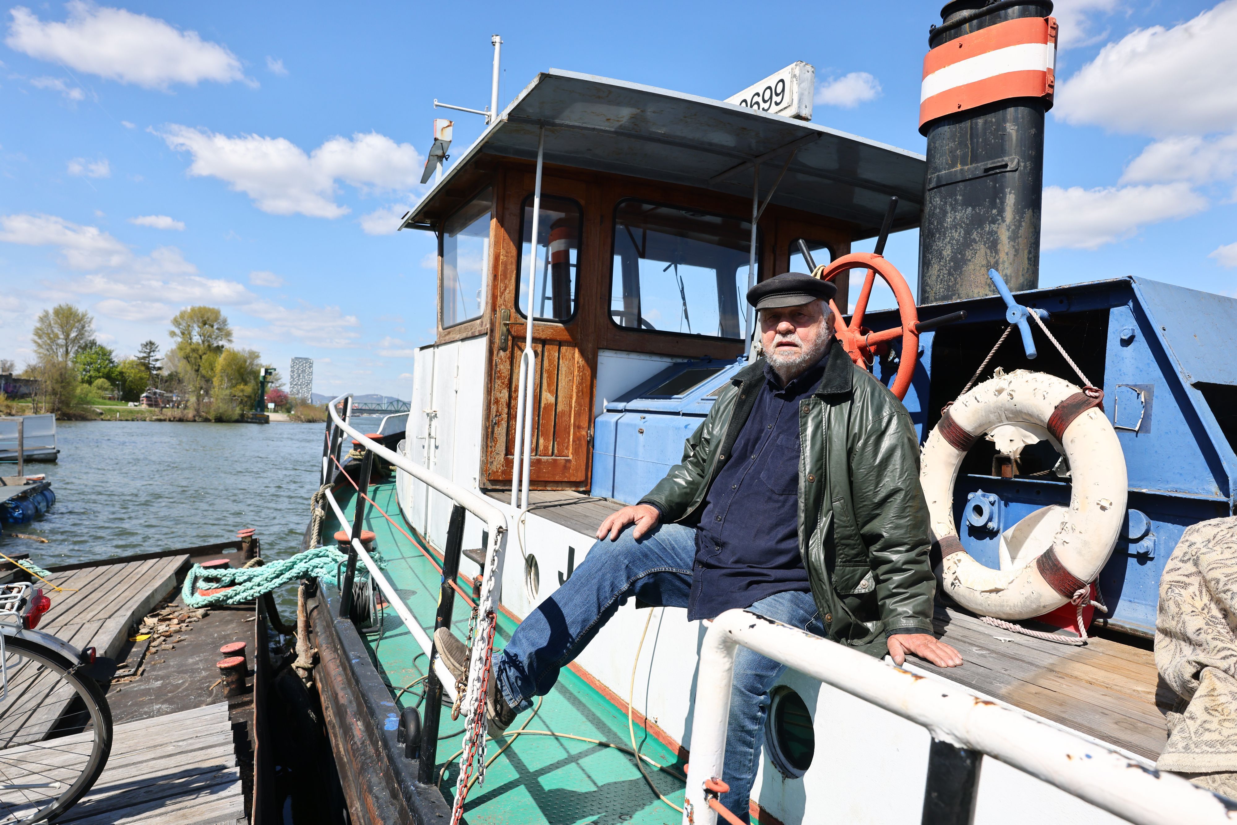 Kapitän Franz Scheriau auf seinem Hausboot in Wien.