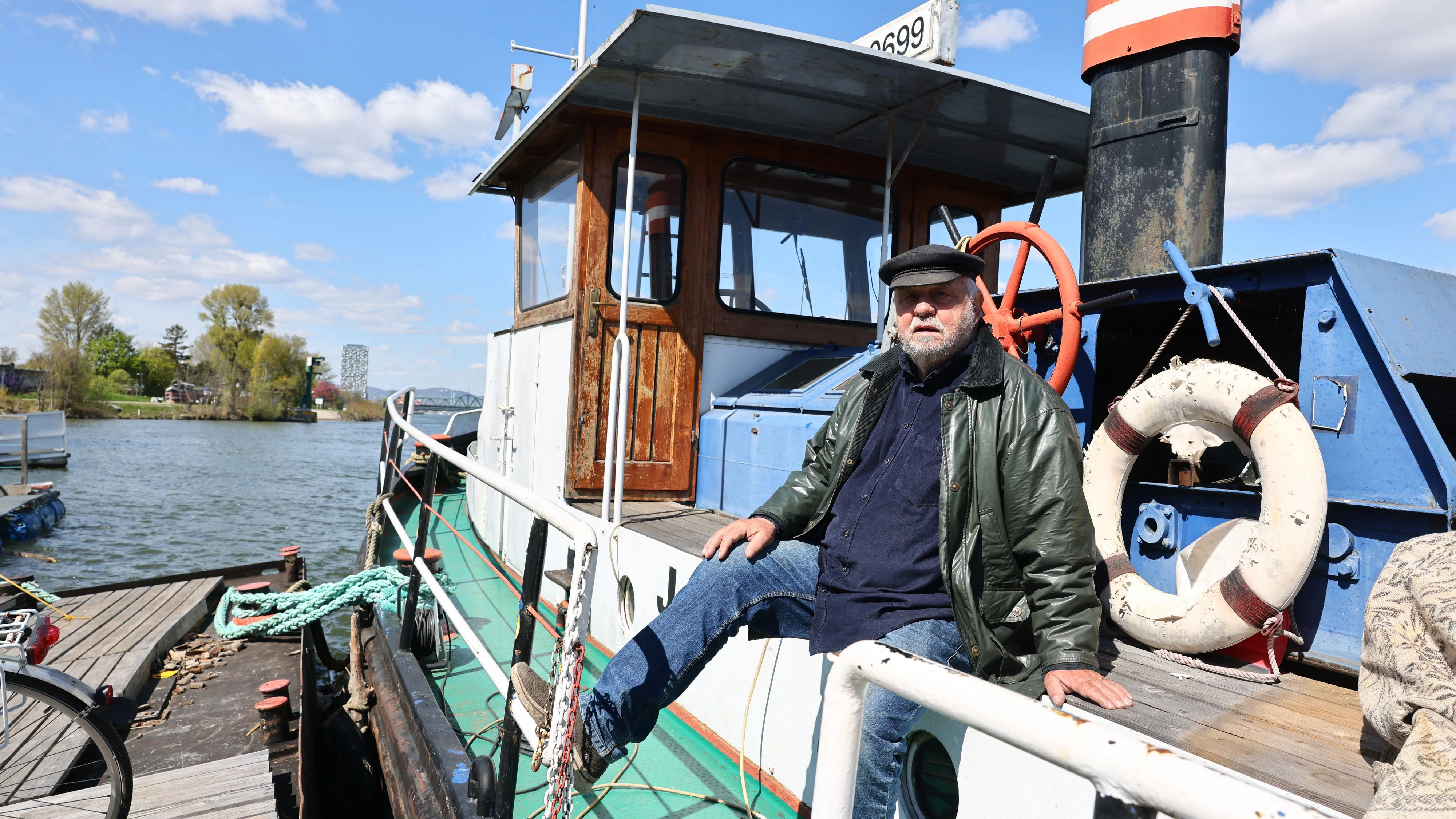 Kapitän Franz Scheriau auf seinem Hausboot in Wien.