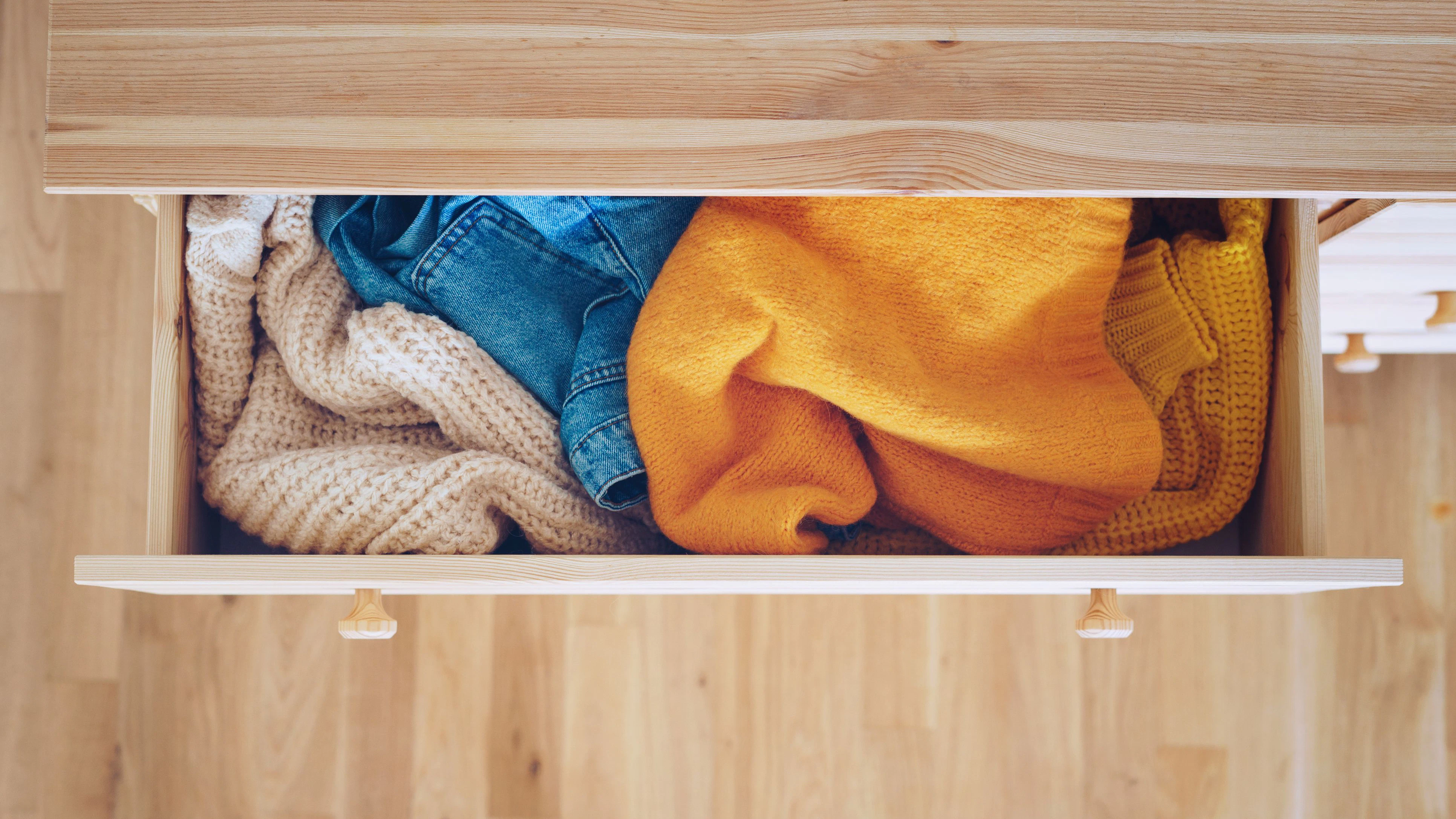 Bevor Winterkleidung verstaut wird, gilt eine einfache Regel: Alles muss sauber sein.