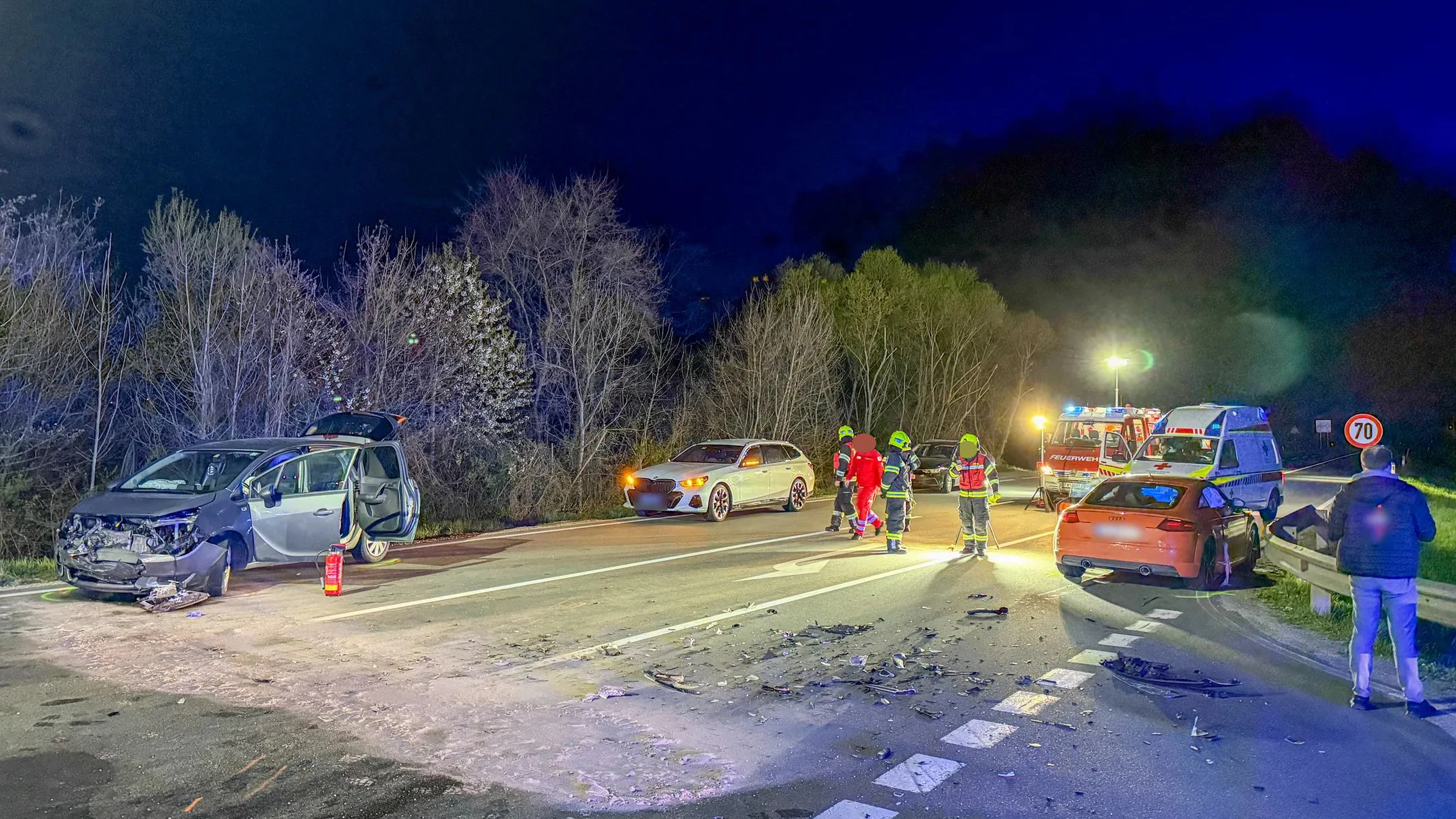 Trümmer lagen über die ganzen Fahrbahn verstreut.