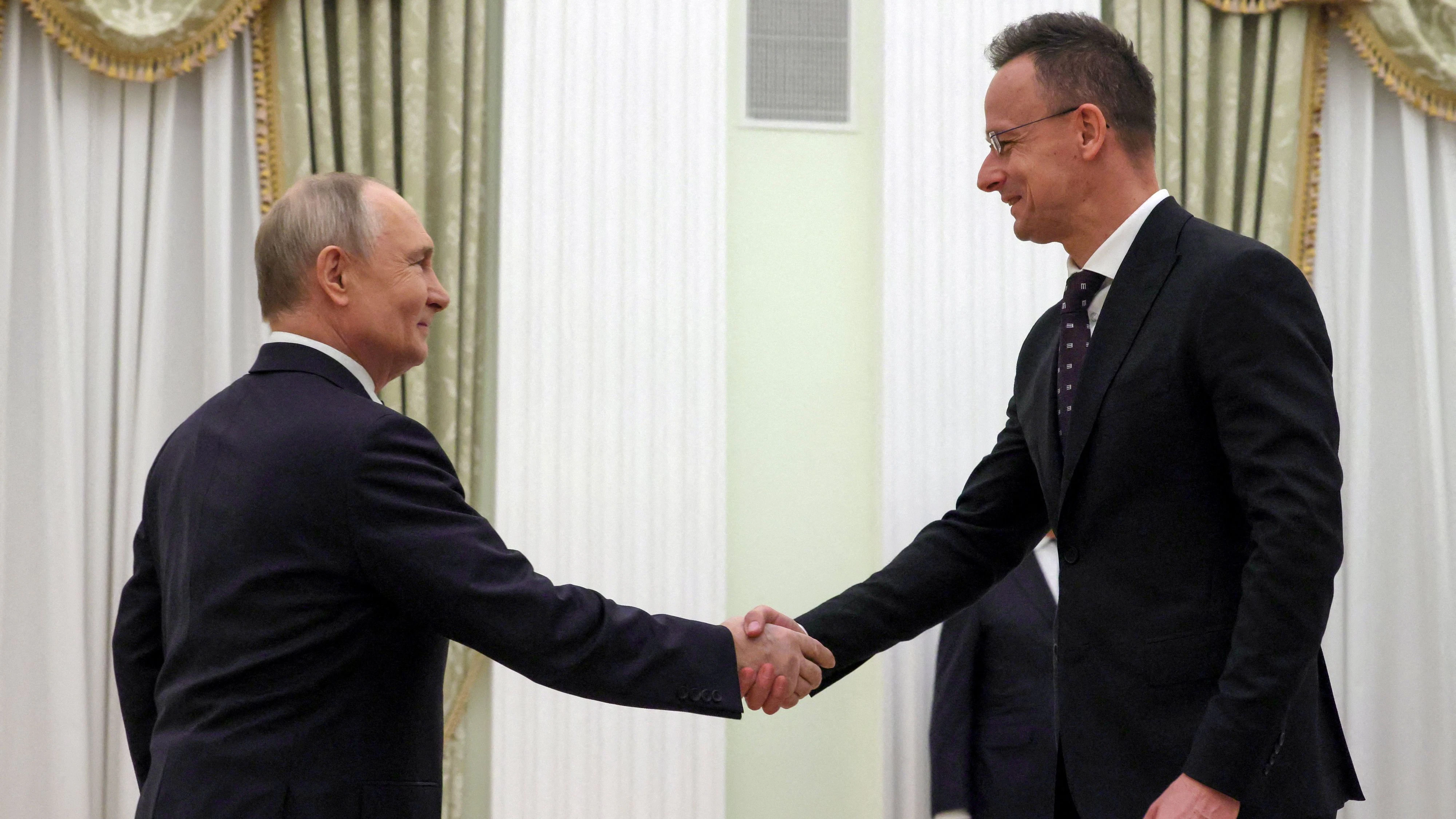 Russian President Vladimir Putin shakes hands with Hungarian Foreign Minister Peter Szijjarto during a meeting in Moscow, Russia, March 4, 2026. Sputnik/Mikhail Metzel/Pool via REUTERS ATTENTION EDITORS - THIS IMAGE WAS PROVIDED BY A THIRD PARTY.
