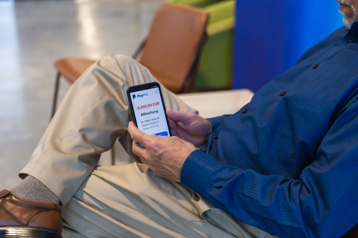 Auf dem Handy sieht man, wie über PayPal im Minutentakt 8500 Euro abgebucht wurden, bis das Konto komplett leer war.