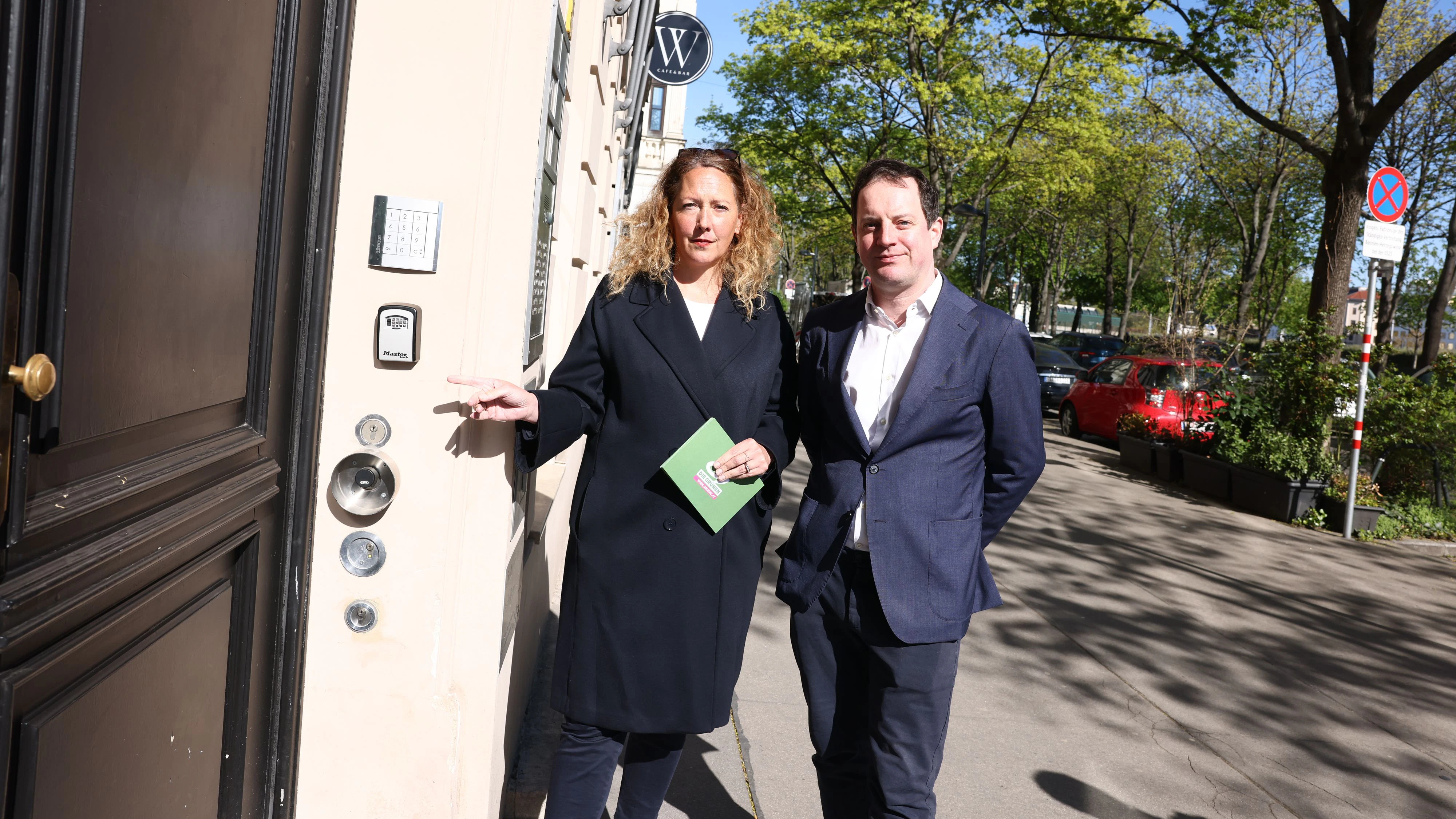 Grüne Aktion: Pühringer und Prack machen gegen Airbnb-Wohnungen mobil.