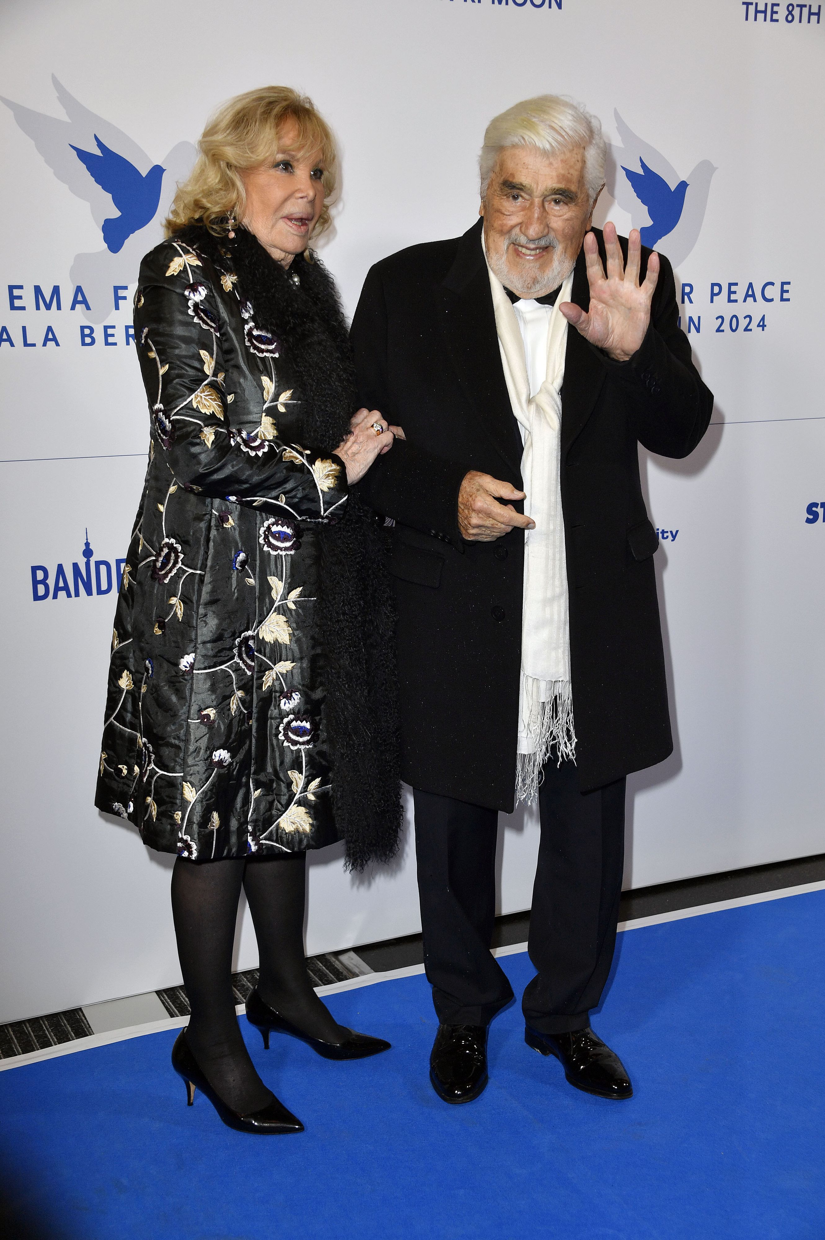 Mario Adorf mit Ehefrau Monique Faye bei der Cinema For Peace Gala 2024 im WECC - Westhafen Event & Convention Center in Berlin.