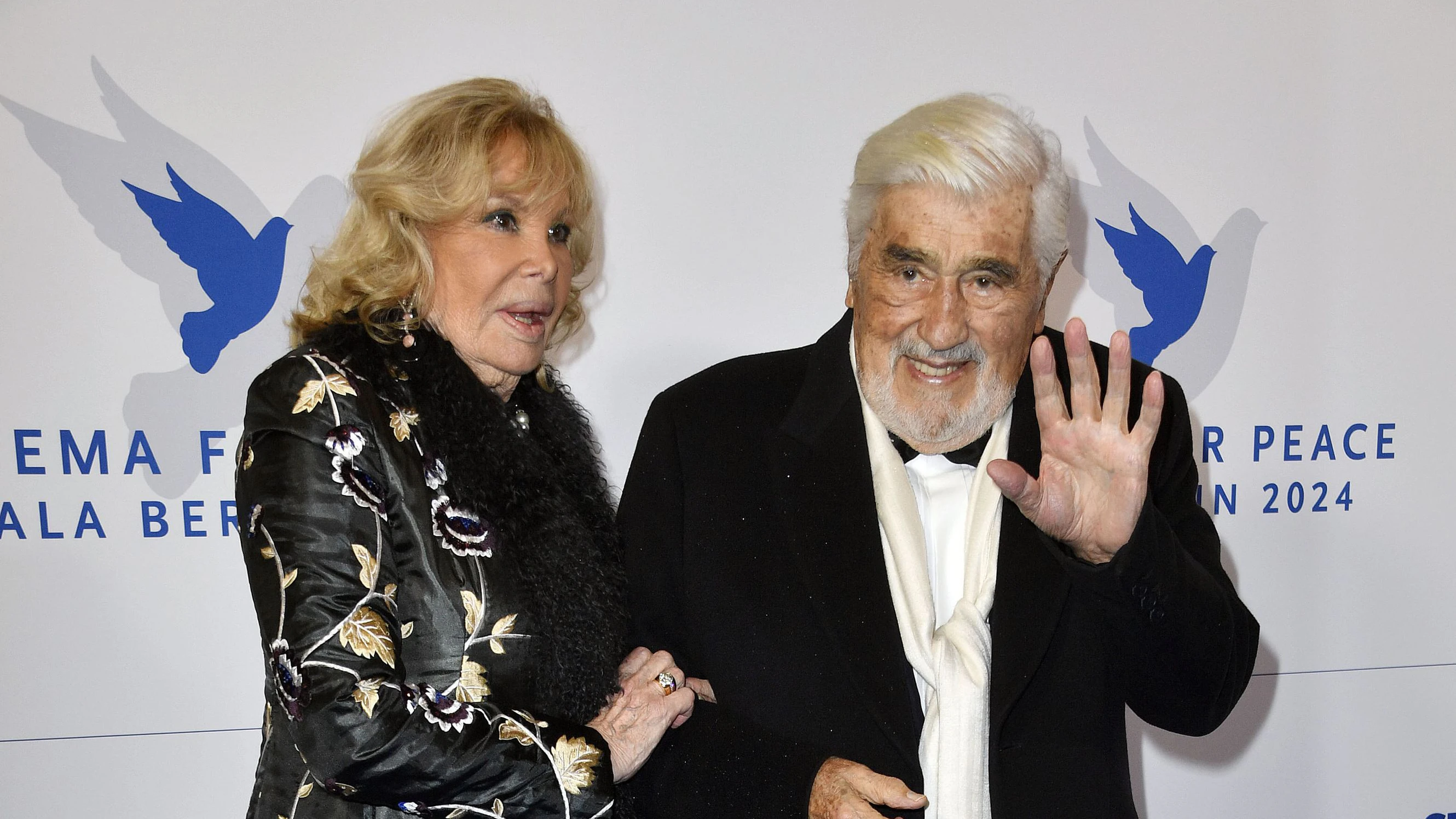 Mario Adorf mit Ehefrau Monique Faye bei der Cinema For Peace Gala 2024 im WECC - Westhafen Event & Convention Center in Berlin.