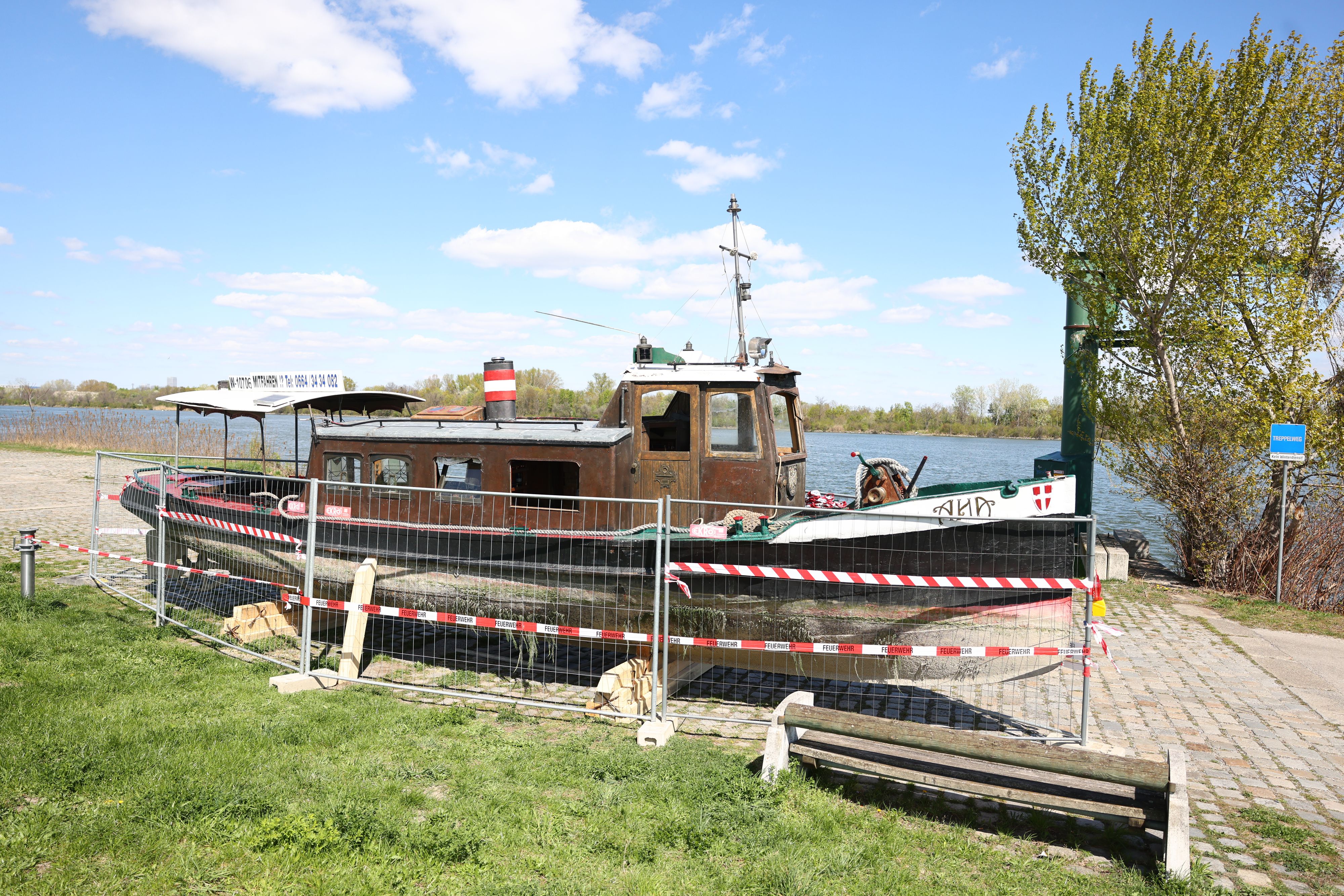 Dieses Ausflugsschiff wurde von Unbekannten versenkt. 