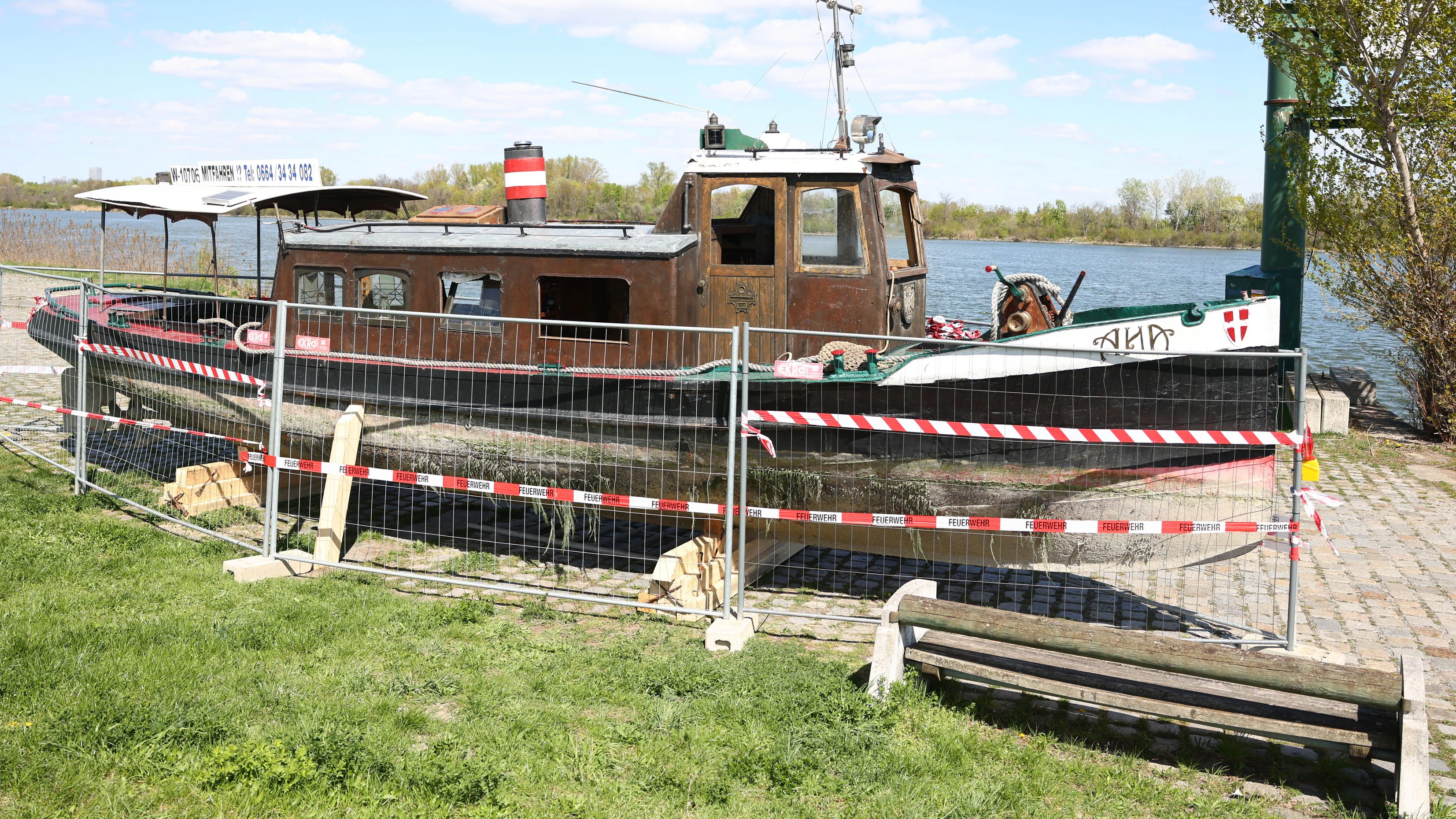 Dieses Ausflugsschiff wurde von Unbekannten versenkt. 