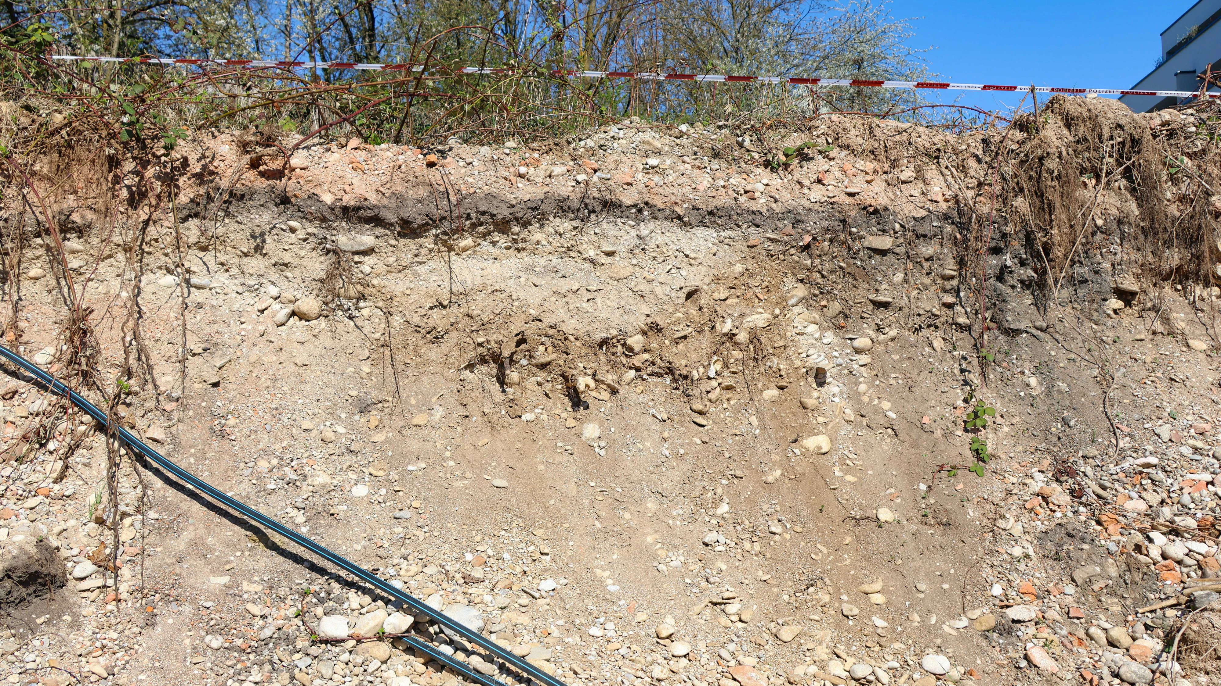 Bald sollen in der Baugrube die Archäologen anrücken.