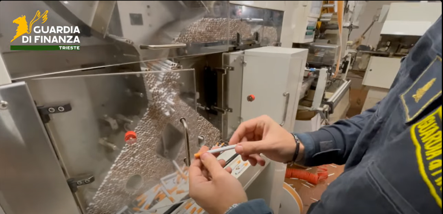 Bei einer Razzia der italienischen Finanzpolizei wurde eine illegale Zigarettenfabrik ausgehoben. 