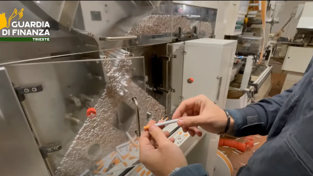Bei einer Razzia der italienischen Finanzpolizei wurde eine illegale Zigarettenfabrik ausgehoben. 