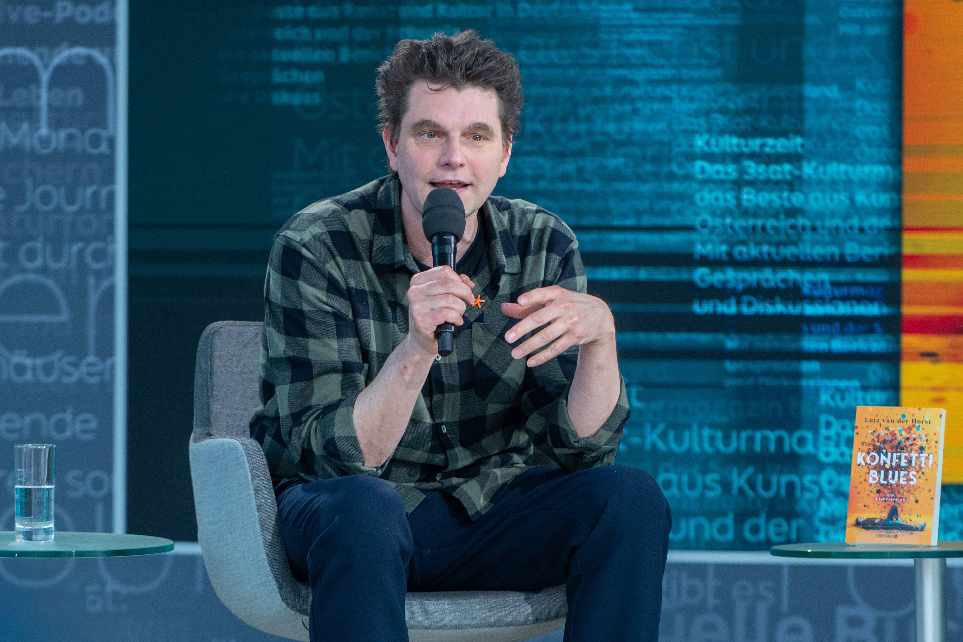 Der 50-jährige Comedian Lutz van der Horst präsentiert sein neues Buch 