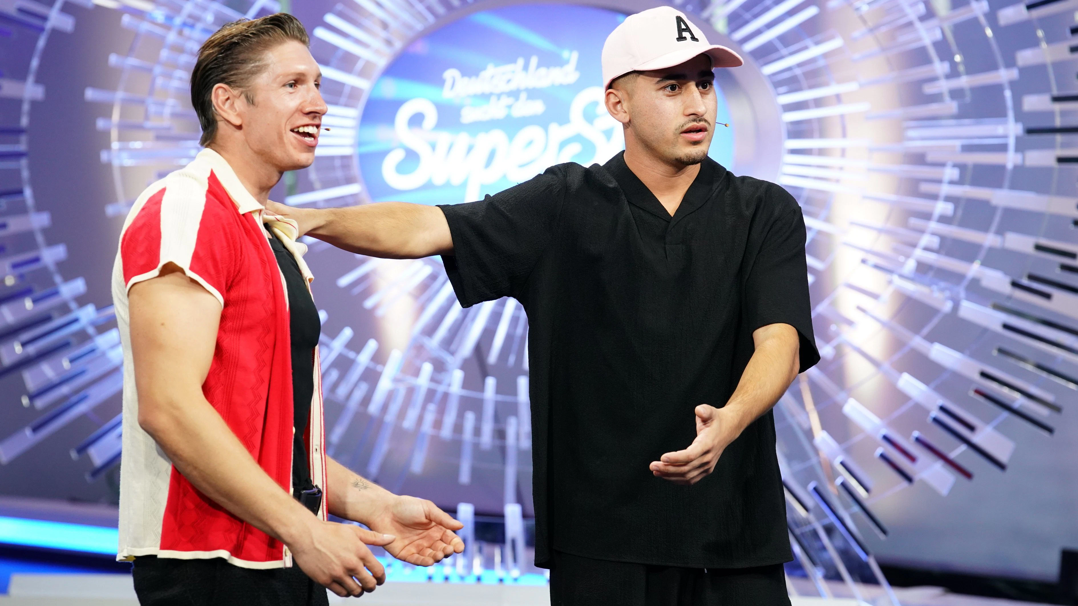 Vor der Jury erzählt Abii Faizan (r.) von seiner Flucht aus Afghanistan, die sein Leben bis heute prägt.