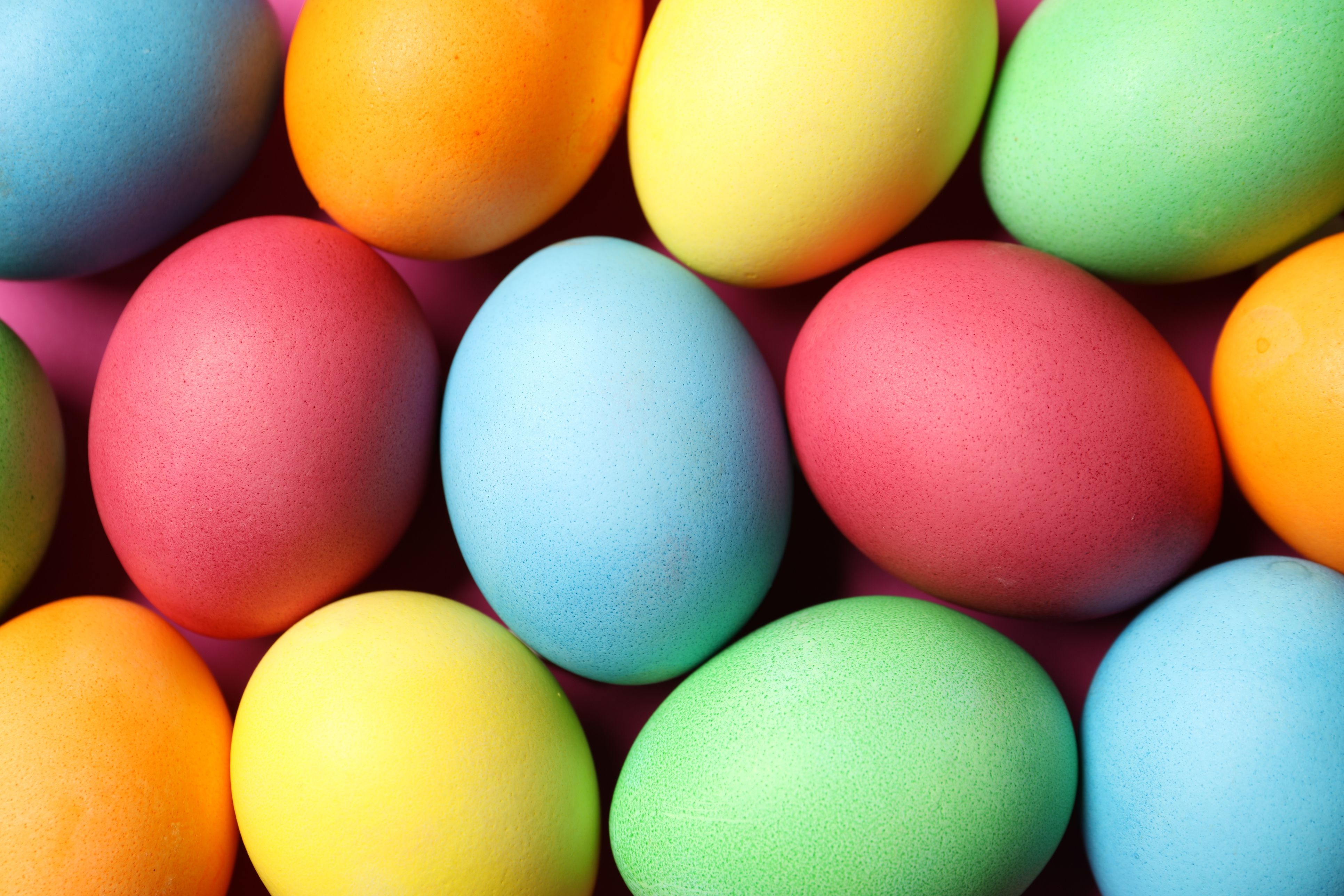 Nicht jedes Osterei ist gleich lange haltbar: Zwischen gekauften und selbst gefärbten Eiern gibt es klare Unterschiede.