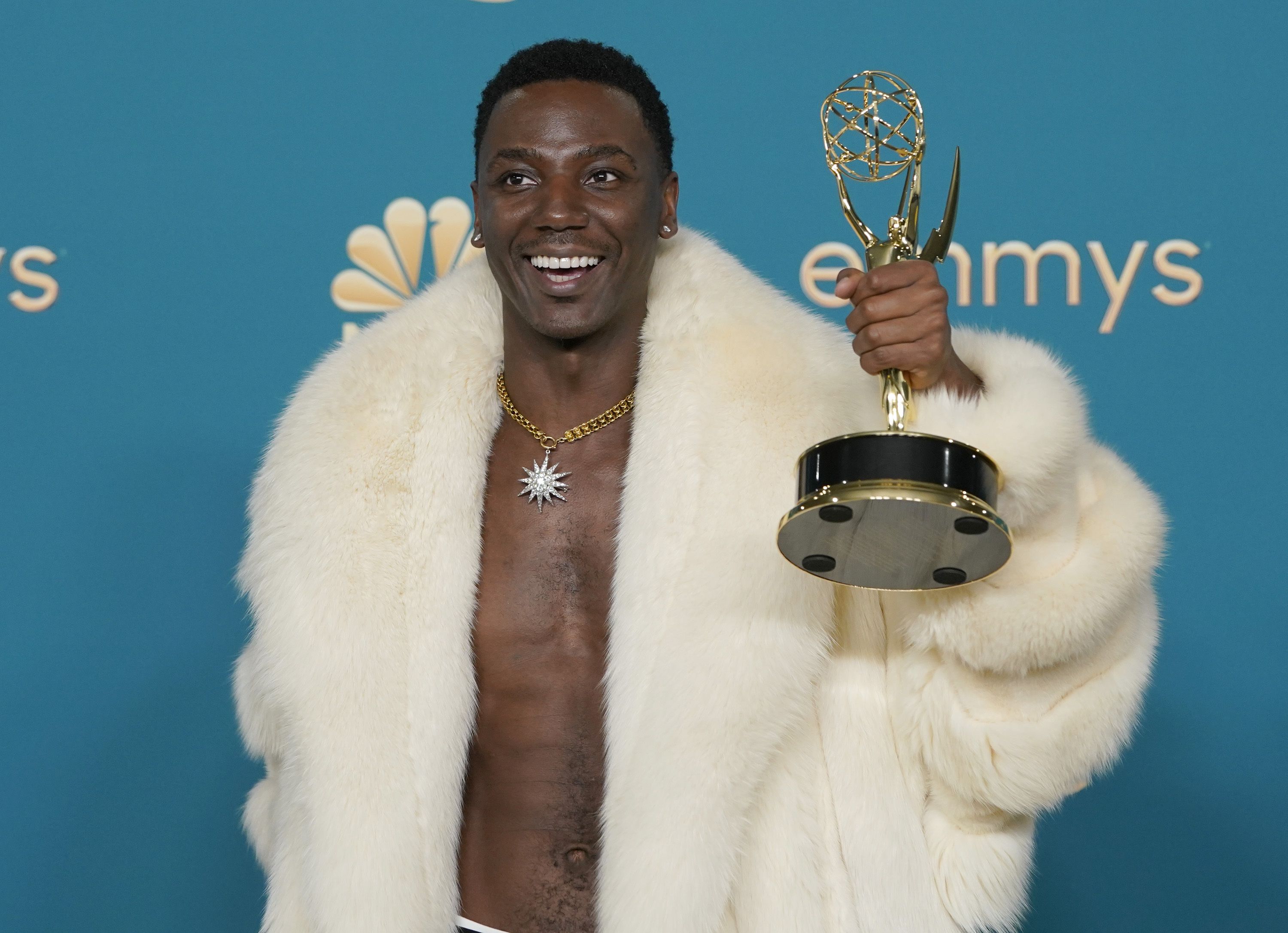 Jerrod Carmichael erschien im Jahr 2022 im weißen Pelzmantel.