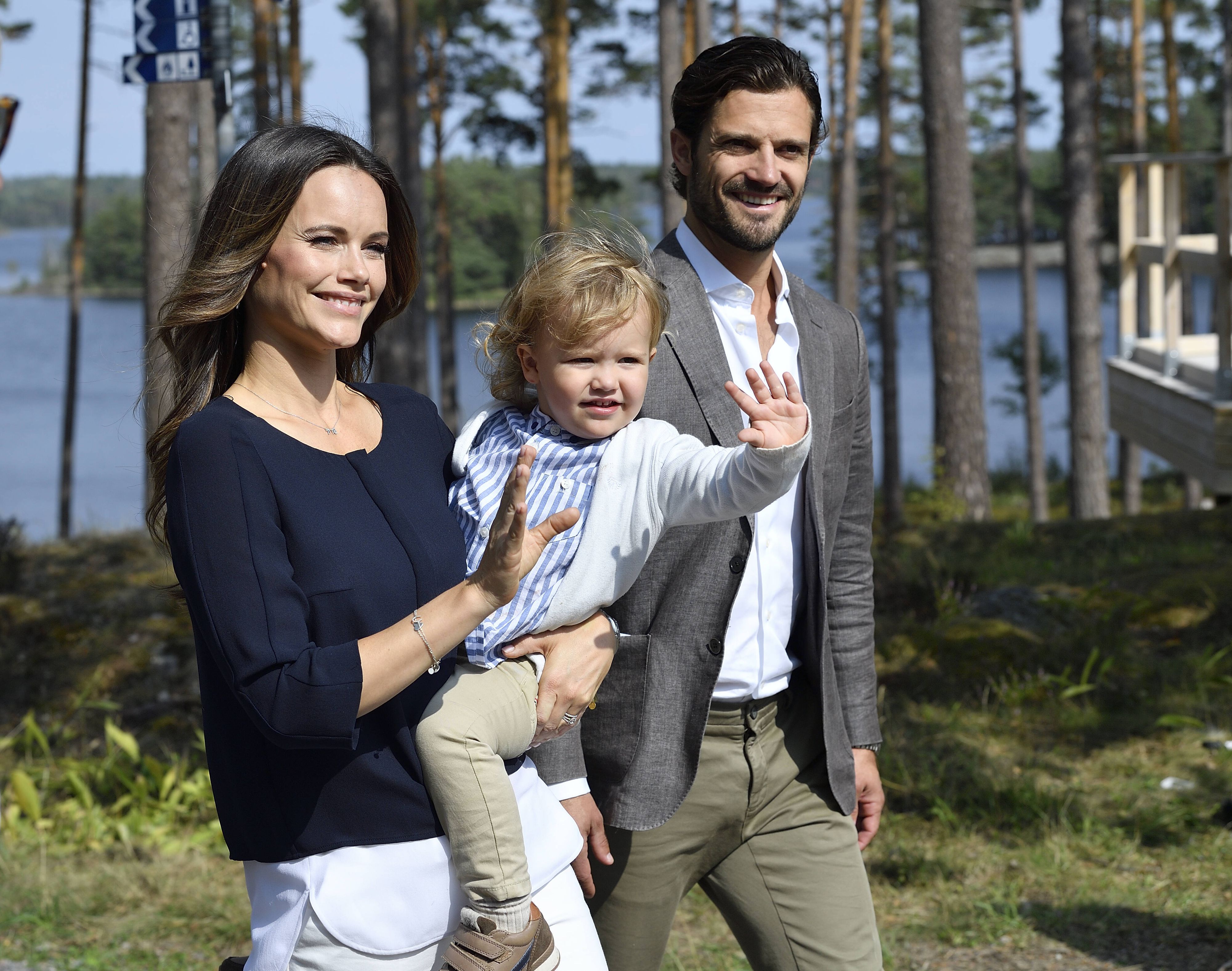Prinzessin Sofia, Prinz Alexander und Prinz Carl Phillip am Weg zur Einweihung des 