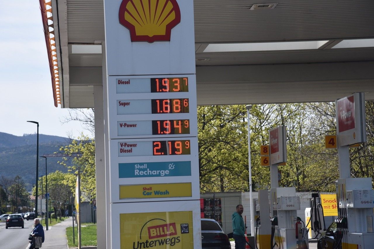 Kaum zu glauben, Diesel ist wieder unter 2 Euro zu haben – hier in Maria Enzersdorf (NÖ), Donnerstag um etwa 15 Uhr.