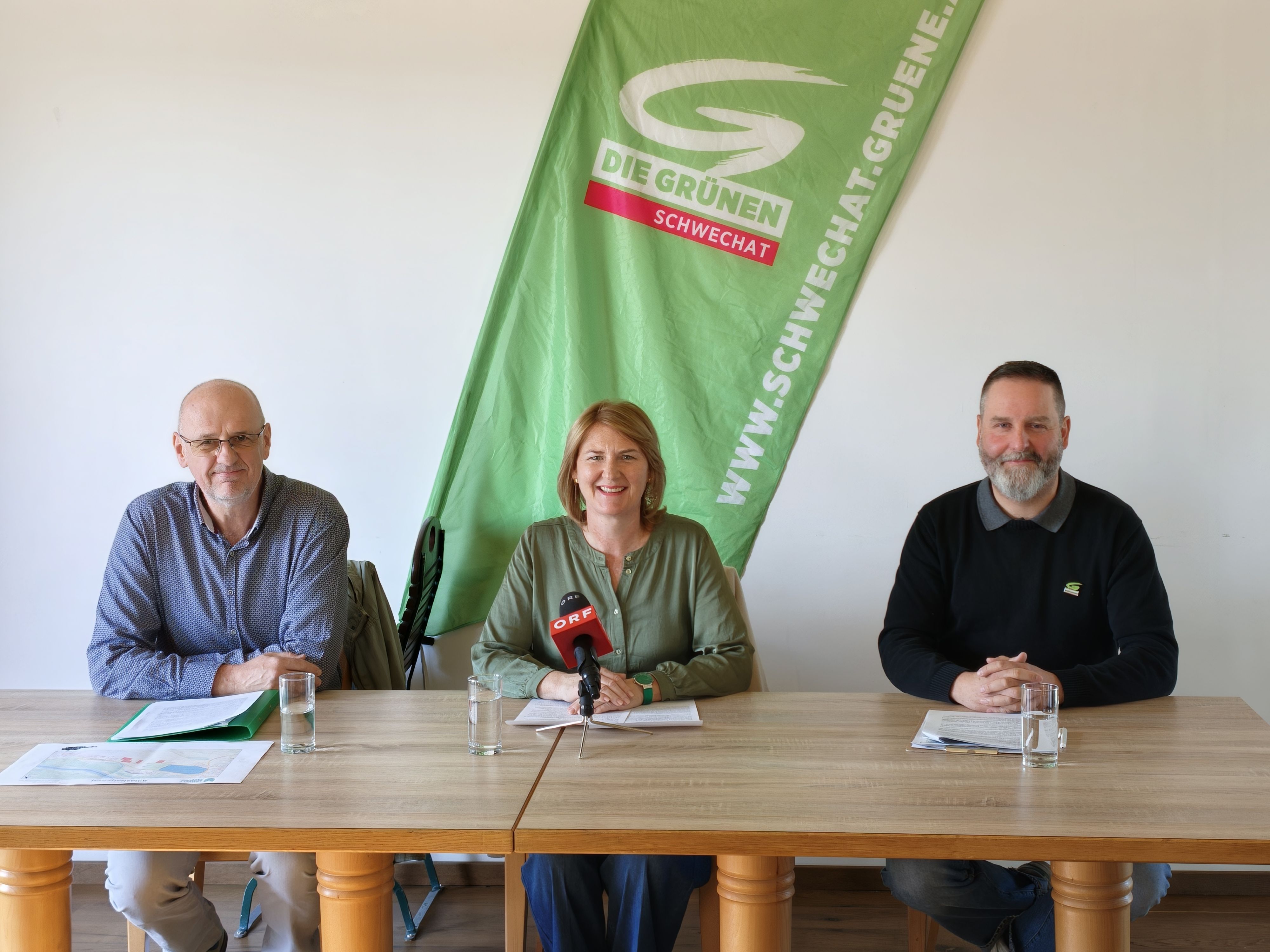 v.l.n.r. Schwechater Stadtrat Peter Pinka, Landessprecherin Helga Krismer, Schwechater Gemeinderat Simon Jahn