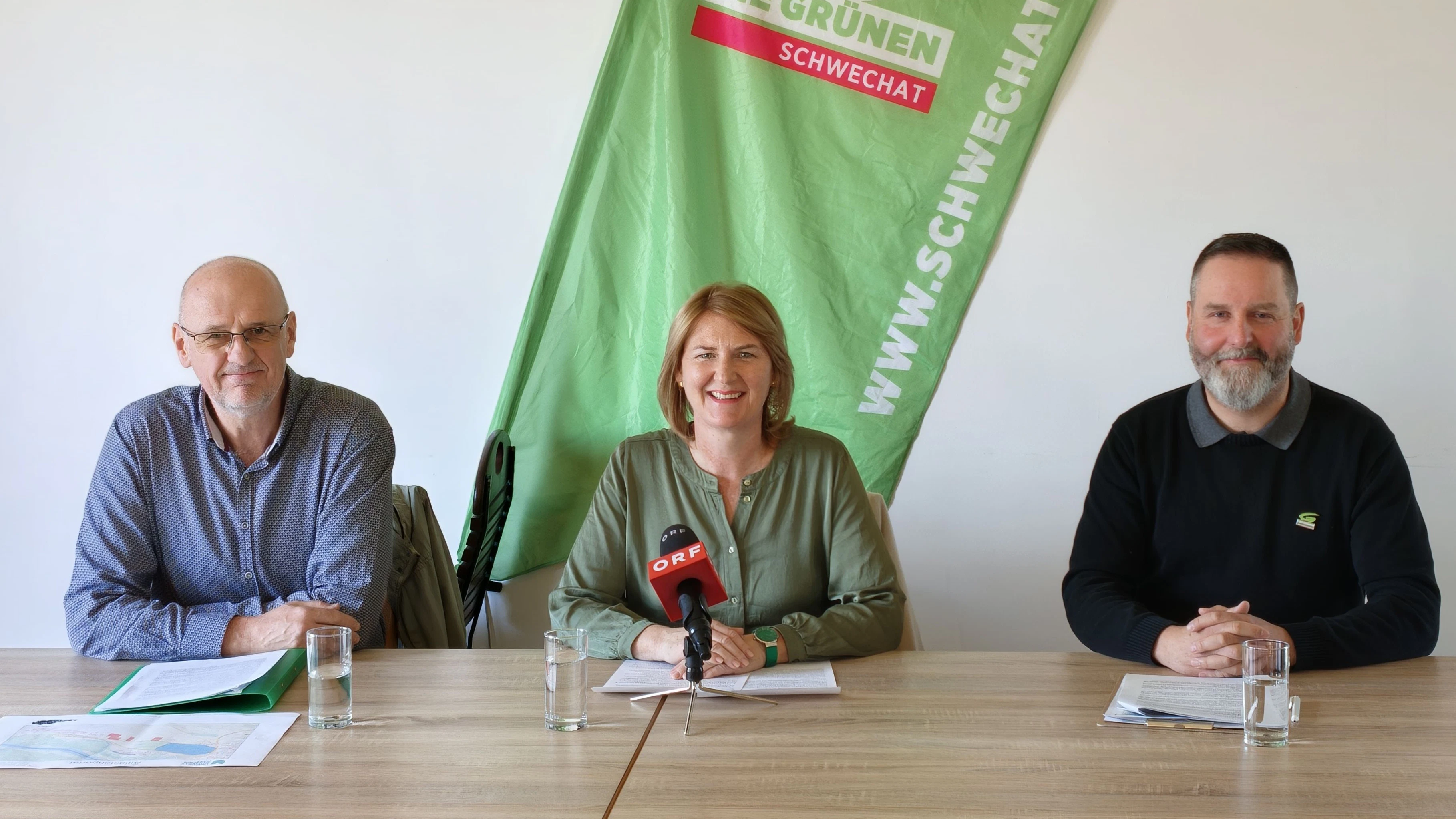 v.l.n.r. Schwechater Stadtrat Peter Pinka, Landessprecherin Helga Krismer, Schwechater Gemeinderat Simon Jahn