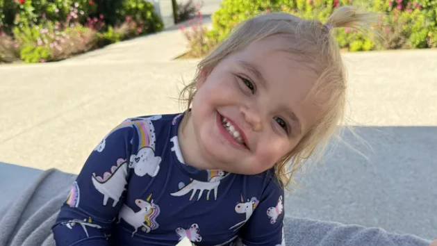 "Angesichts von Lenis Zustand zählt jeder Tag, und die Zeit, ihr Leben zu retten, läuft ab", schreiben die Eltern.