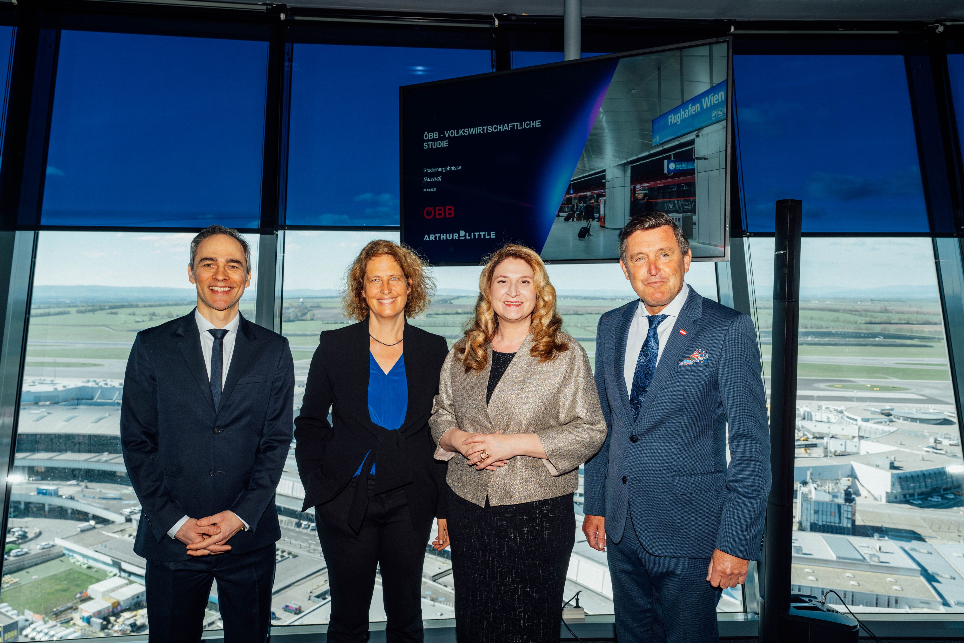 (v.l.) Michael Zach, Senior Vice President der Flughafen Wien AG, ÖBB-Vorständin Sabine Stock, Wirtschafts-Stadträtin Barbara Novak (SPÖ), Verkehrsminister Peter Hanke (SPÖ)