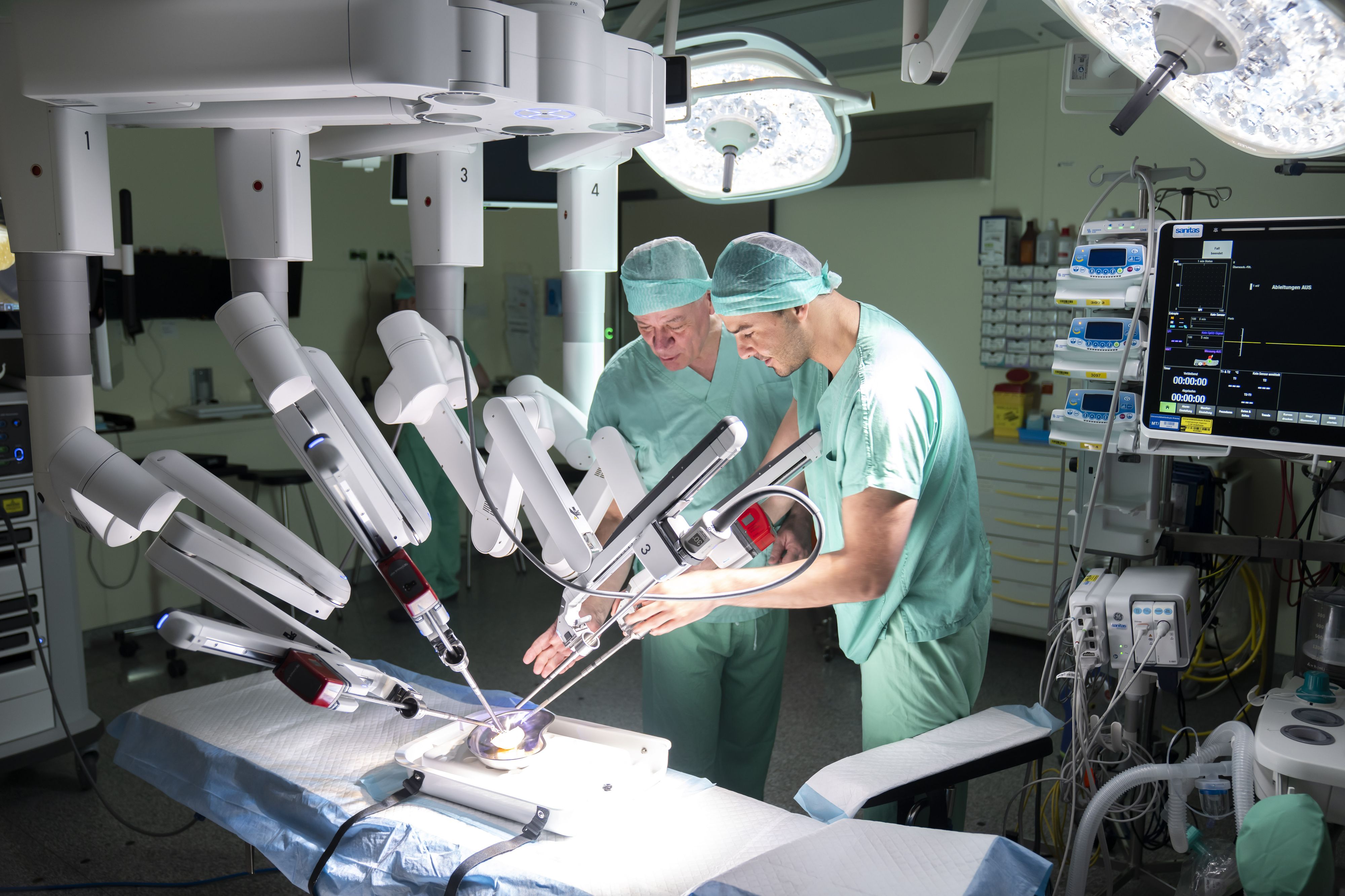 Im Universitätsklinikum Krems gibt es einen neuen OP-Roboter (v.l.n.r.): Landesrat Anton Kasser (ÖVP) und Bernhard Grubmüller, Oberarzt und Leitung Uroonkologisches Zentrum.