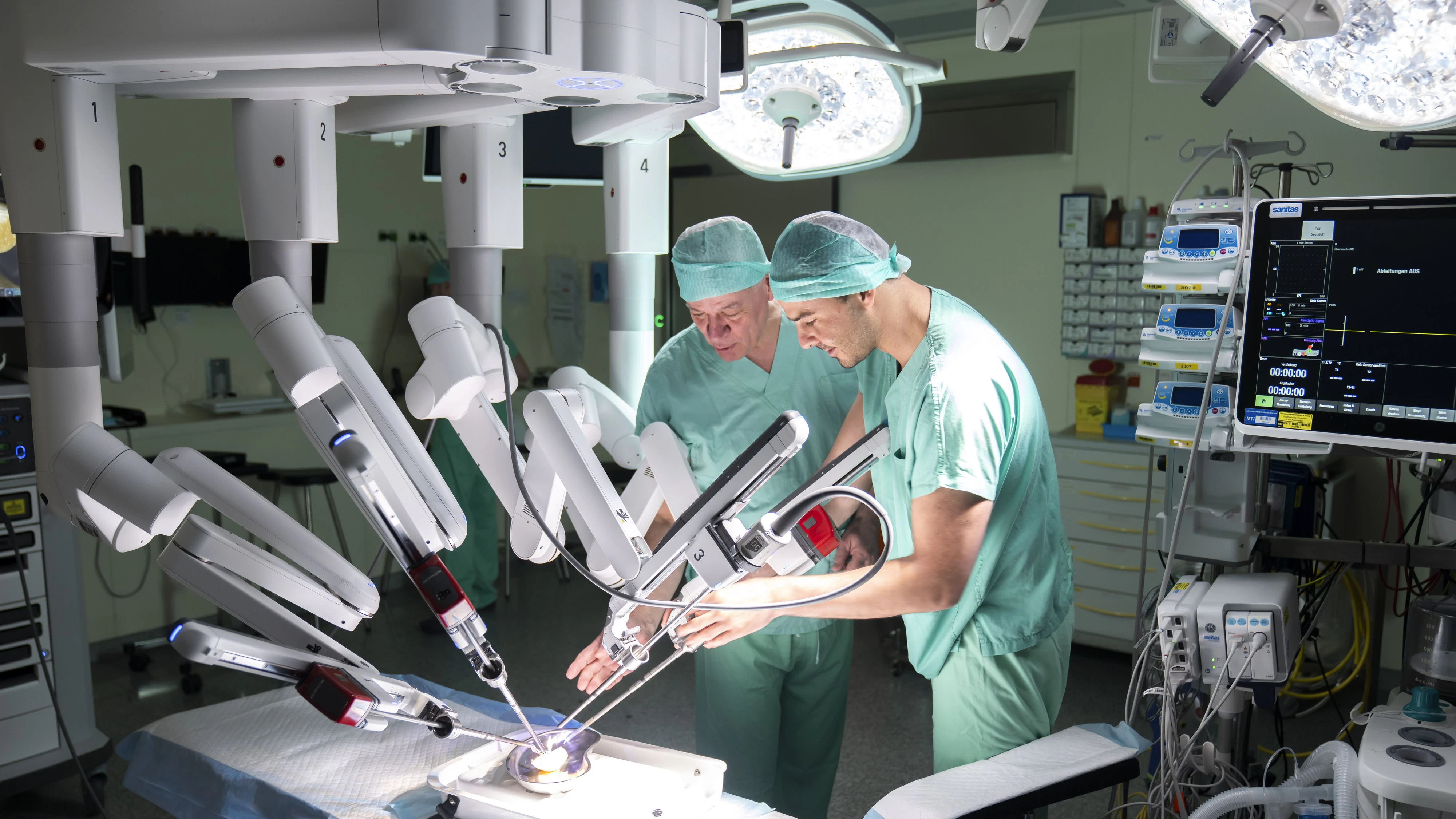 Im Universitätsklinikum Krems gibt es einen neuen OP-Roboter (v.l.n.r.): Landesrat Anton Kasser (ÖVP) und Bernhard Grubmüller, Oberarzt und Leitung Uroonkologisches Zentrum.