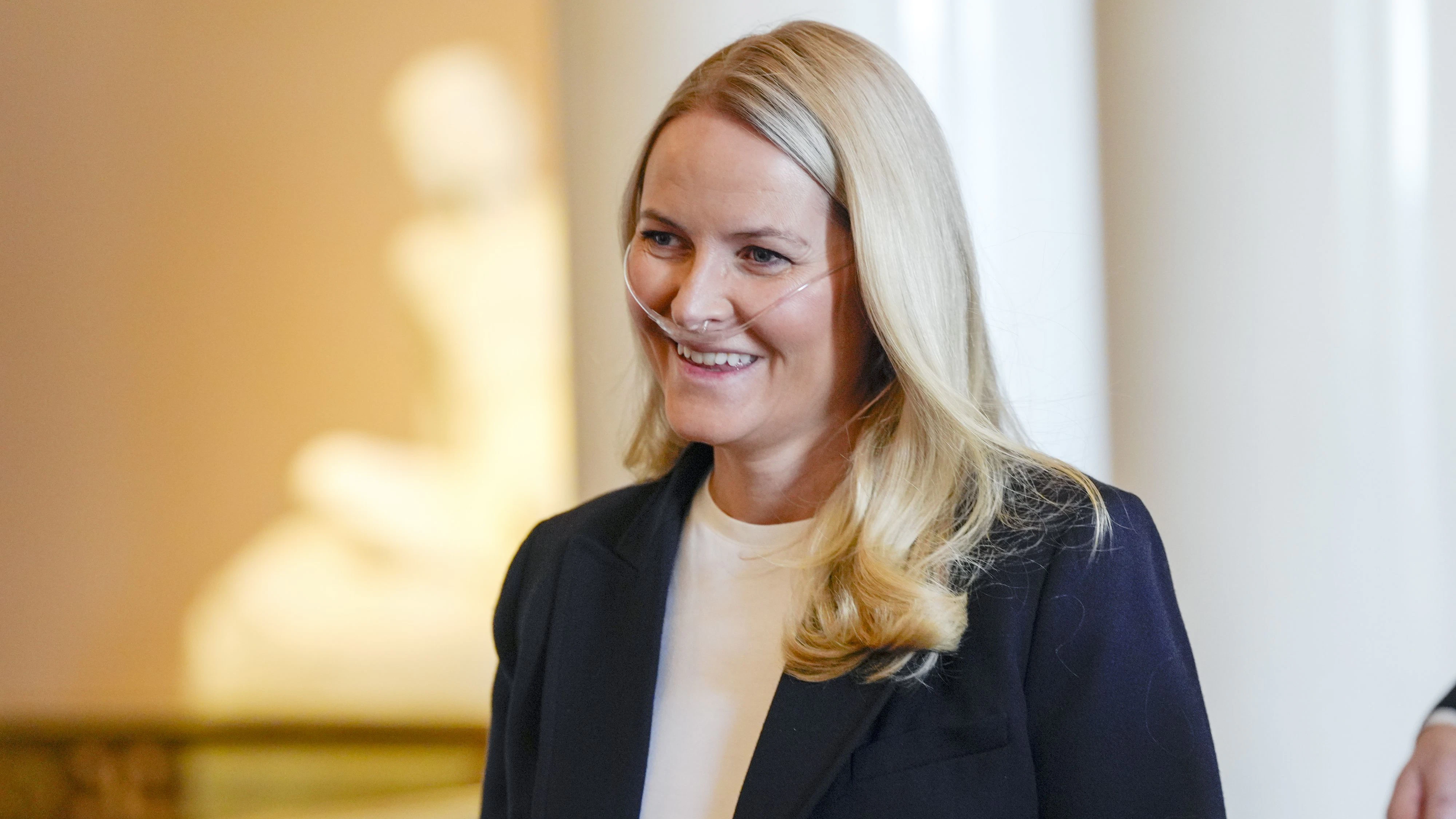 Trotz Mette-Marits Lächeln bereitet vielen Fans das Sauerstoffgerät Sorgen.