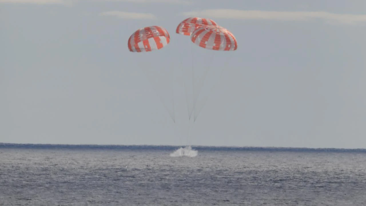 Am 11. Dezember 2022 um 12:40 Uhr EST landete das Orion-Raumschiff der NASA für die Artemis-I-Mission nach einer 25,5-tägigen Mission zum Mond im Pazifischen Ozean. Für die Artemis II ist die gleiche Landung geplant. 