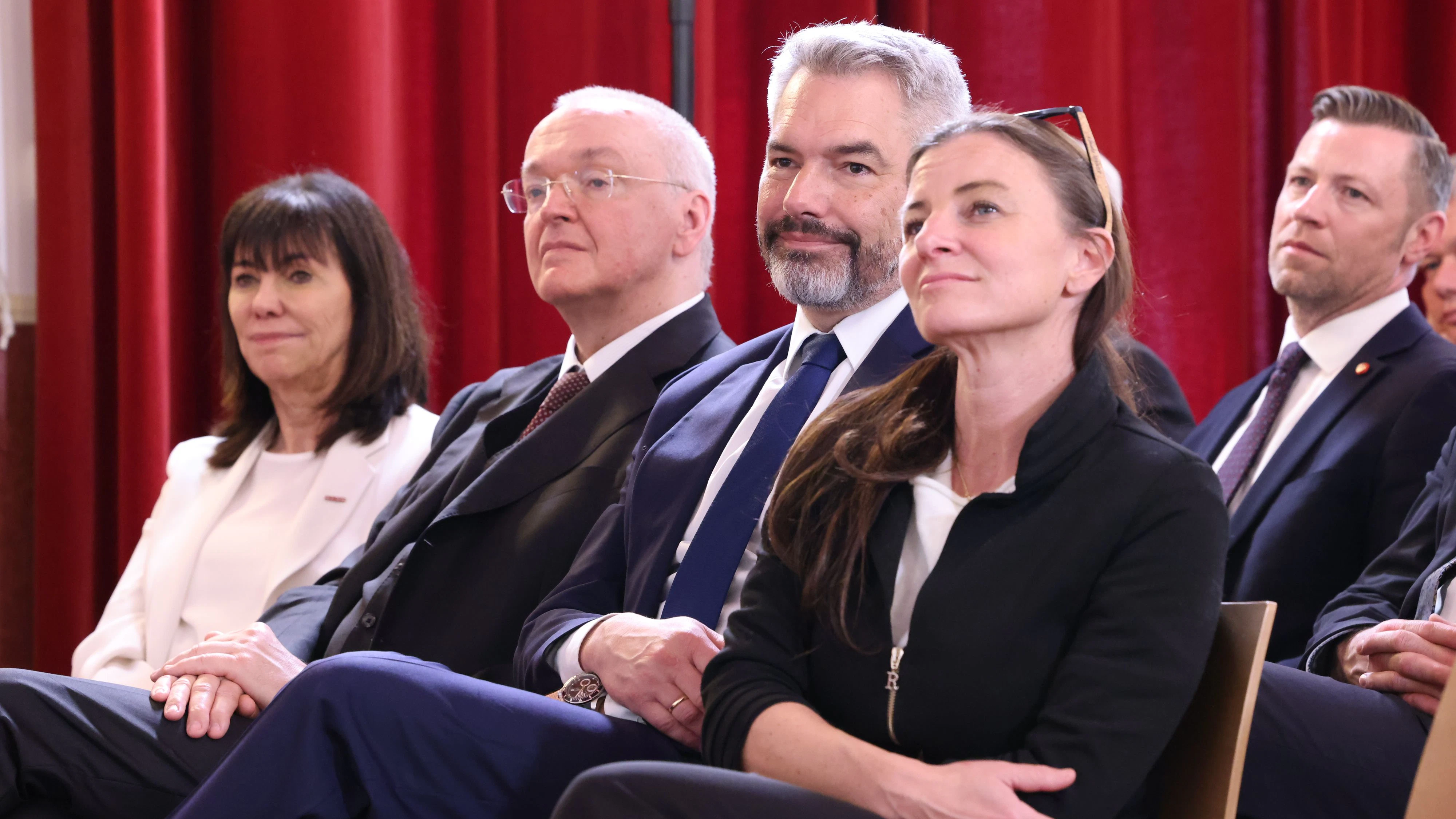 Ostern nutzten die Bartstoppeln, um ins Gesicht von Karl Nehammer zu hoppeln